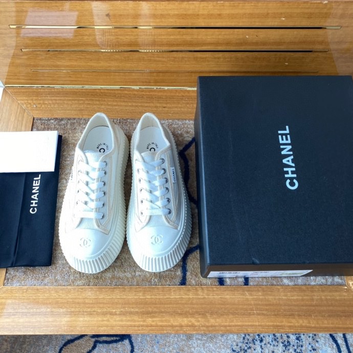 CHANEL キャンバスシューズ インフルエンサーや芸能人も大推し 脚を細く長く見せる 愛嬌のあるレトロなシルエット キャンバス 水染め牛革