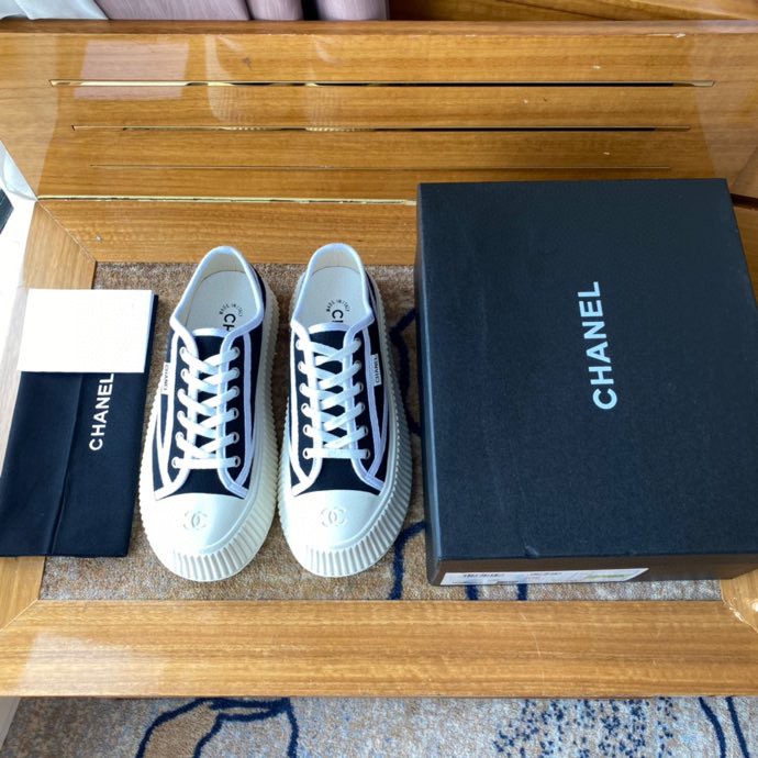 CHANEL キャンバスシューズ インフルエンサーや芸能人も大推し 脚を細く長く見せる レトロでキュートなシルエット キャンバス 水染め牛革