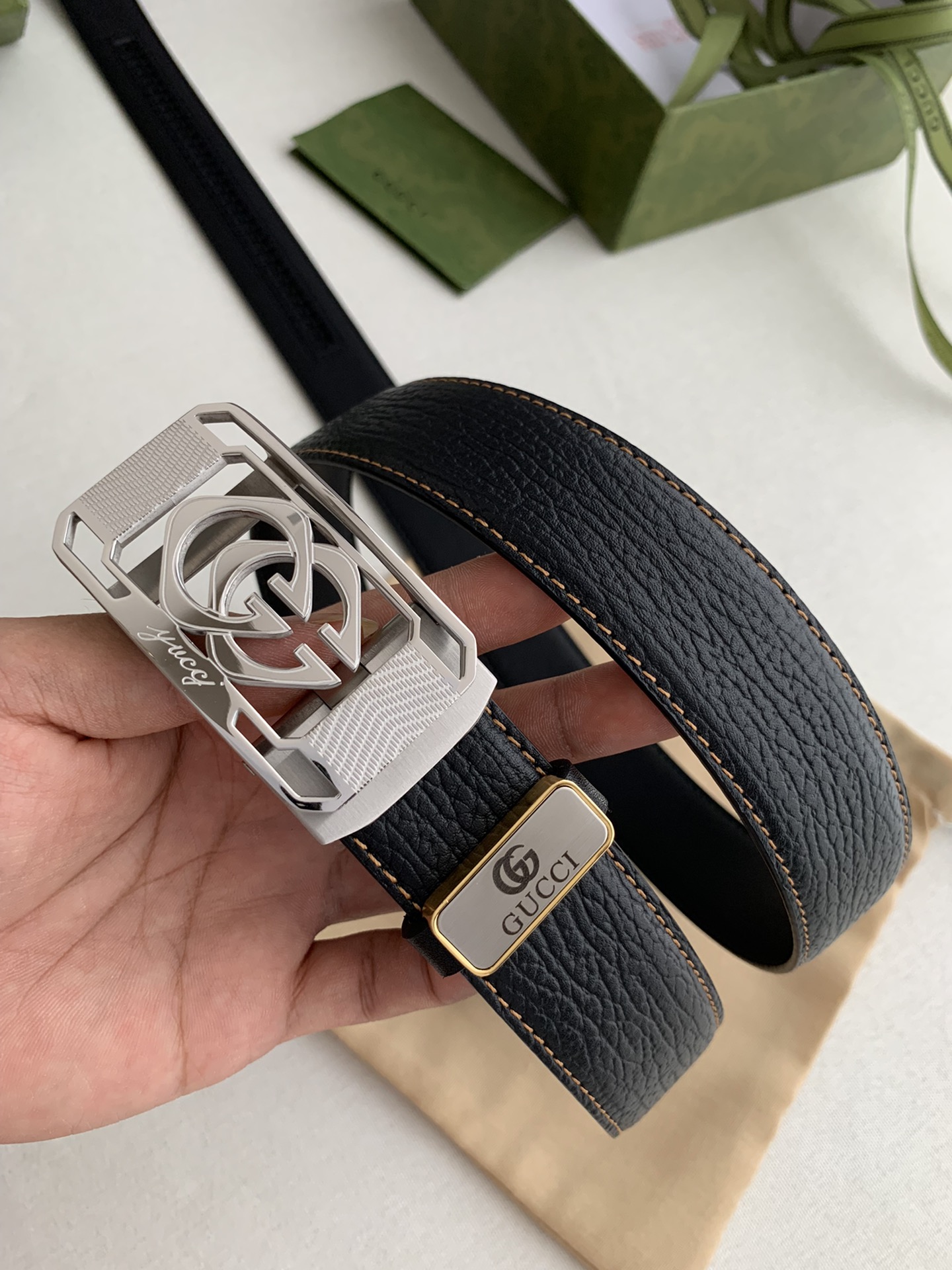 I5  Gucci 古奇 ·腰带自动带·皮带 型号：纯钢材质自动扣,自动带身 材料：百分百头层牛皮,保证真皮.24k纯钢扣专柜同等质量, 树皮纹,送人自用首选 包装认准如图专柜包装,赠送打孔器,原版电子票,宽度3.5cm