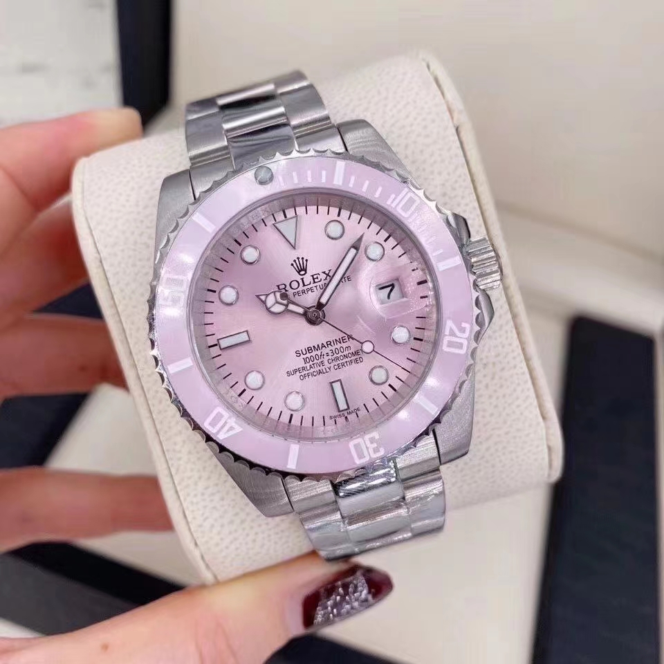 Rolex 劳力士 粉水鬼限量版女款 尺寸：40mm 316L精钢表壳 矿物质镀膜玻璃（蓝宝石玻璃）该款腕表备受女性喜爱