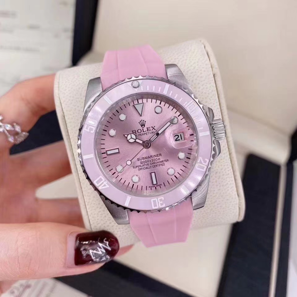 Rolex 劳力士 粉水鬼限量版女款 尺寸：40mm 316L精钢表壳 矿物质镀膜玻璃（蓝宝石玻璃）该款腕表备受女性喜爱