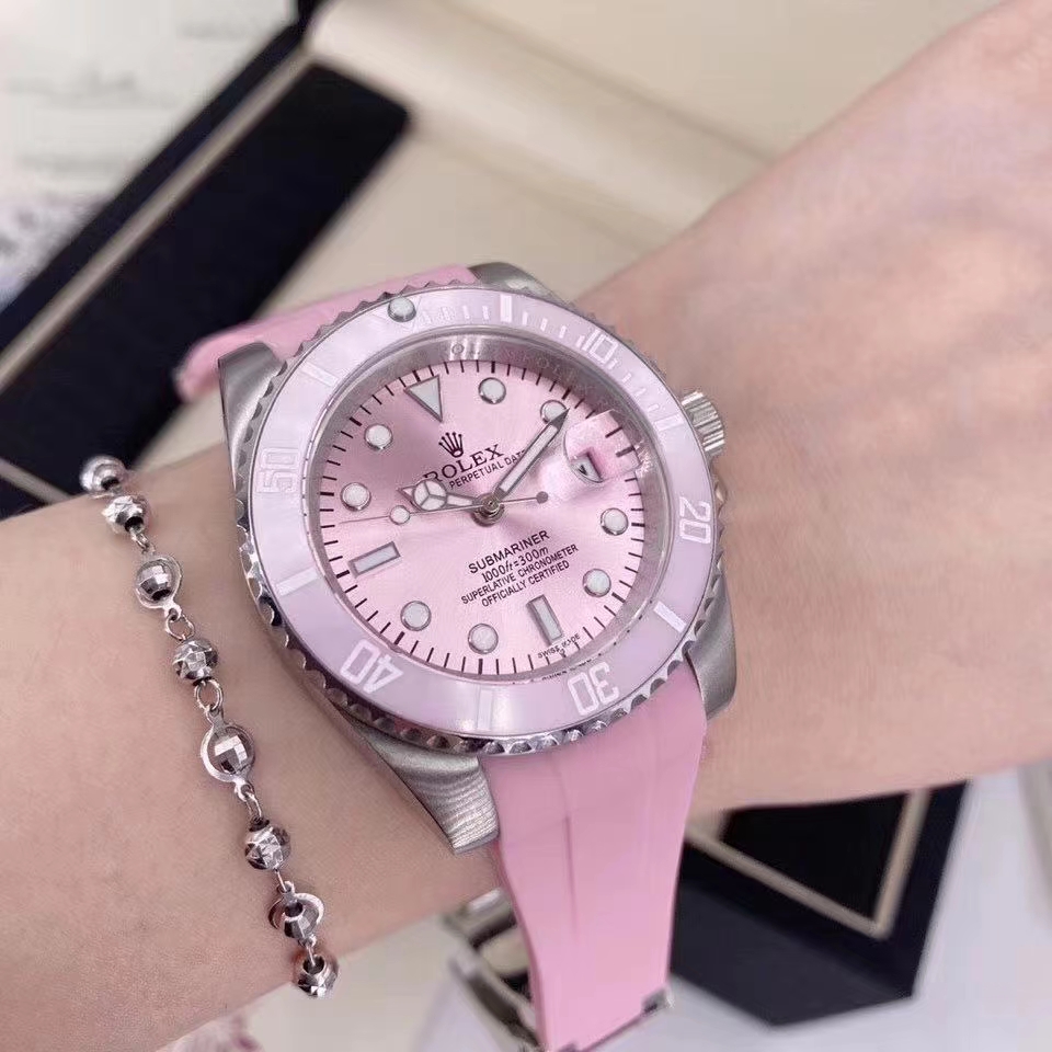 Rolex 劳力士 粉水鬼限量版女款 尺寸：40mm 316L精钢表壳 矿物质镀膜玻璃（蓝宝石玻璃）该款腕表备受女性喜爱