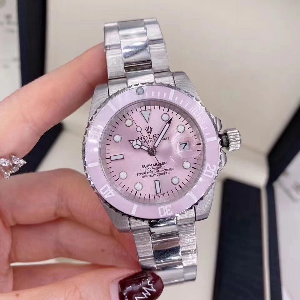 Rolex 劳力士 粉水鬼限量版女款 尺寸：40mm 316L精钢表壳 矿物质镀膜玻璃（蓝宝石玻璃）该款腕表备受女性喜爱