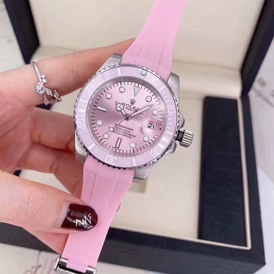 Rolex 劳力士 粉水鬼限量版女款 尺寸：40mm 316L精钢表壳 矿物质镀膜玻璃（蓝宝石玻璃）该款腕表备受女性喜爱