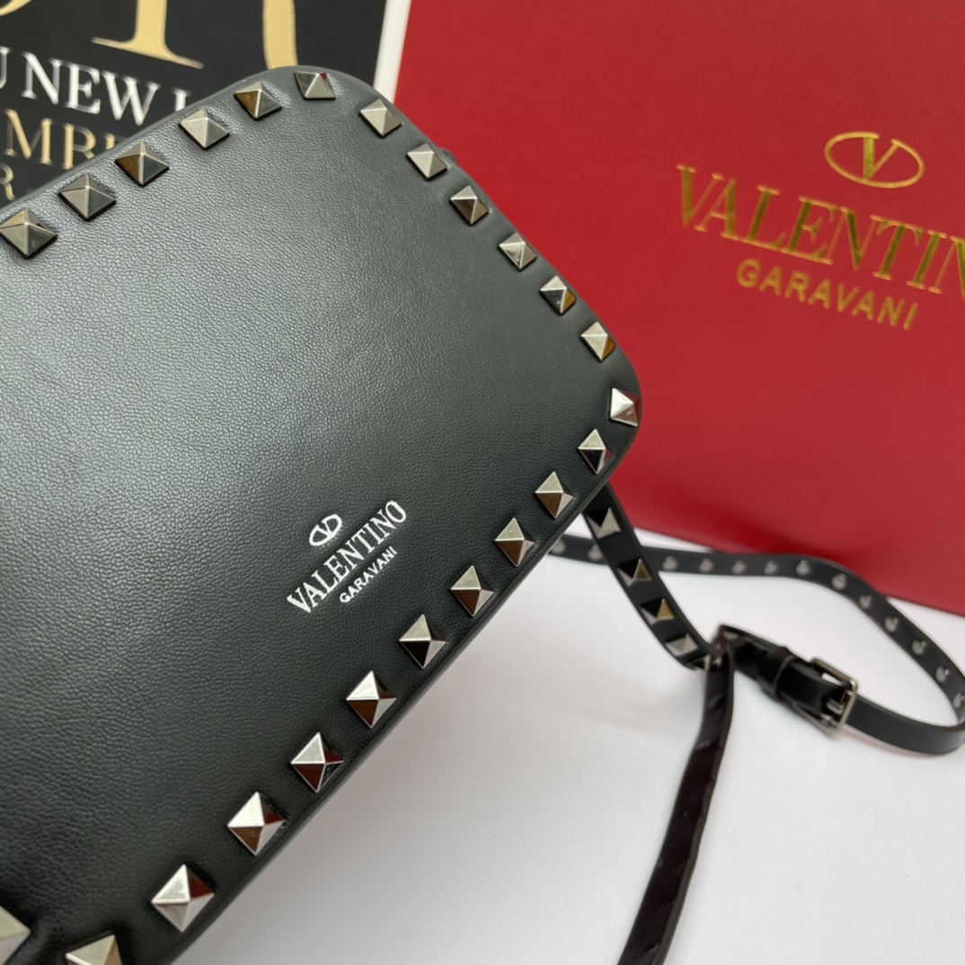 340 Valentino 平纹小牛皮点缀VLTN印纹百搭实用相机包