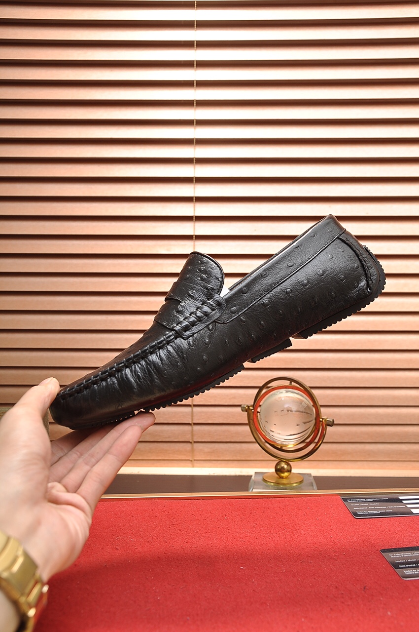 Bottega Veneta Men's Black Leather Loafers - Luxurious & Comfortable 6 i1623950449 6737 4