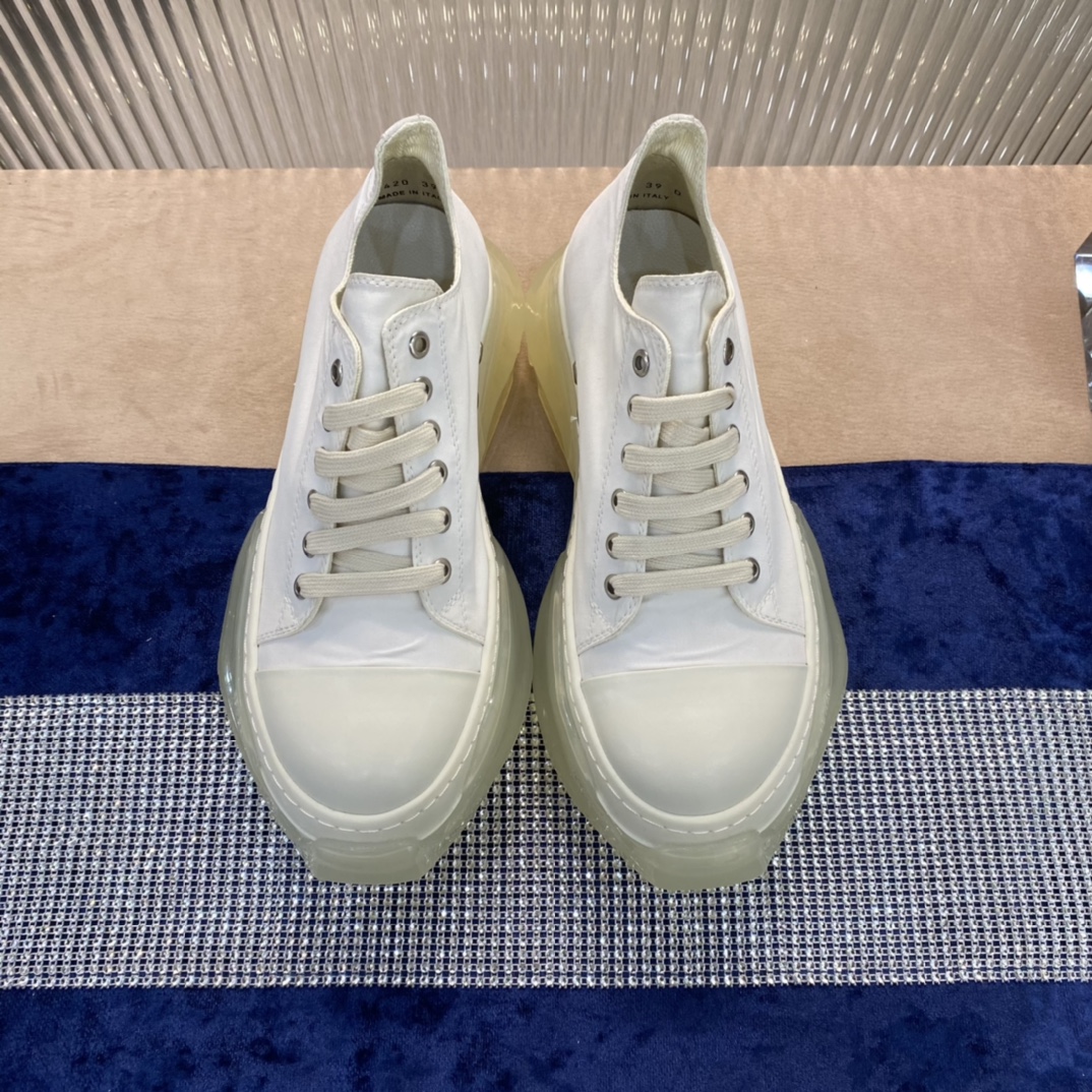 NO:417813,New RICK OW~ Rick Owens DRKSHDW white sole sneakers If you want to talk about the most iconic item of RICK OWENS, you must not mention the 'Big Converse' sneakers, but you may not know that the brand's double-line has a 'upgrade model' with transparent sole. The same as 'Big Converse', is very recognizable. This pair of shoes is made of nylon, cotton, calfskin and other materials. The transparent sole bag on the outside covers the entire shoe body. You can see the shadow of the first generation RCKOW~SAdi joint shoes. The whole pair of shoes looks like it is based on the 'Big Converse' with a layer of transparent sole. However, based on its attributes, it is actually a 'height-filling artifact'. Size 38-45. Color black and white, casual shoes/sports, converse, sneakers, cowhide19860909新款 RICK OW～ 瑞克欧文斯DRKSHDW白色底运动鞋 若要说 RICK OWENS最具标志性的单品,绝对不能不提「大匡威」运动鞋,但你可能还不知道品牌的复线还有一款透明大底的“升级款”.与「大匡威」相同,十分具有辨识度. 这双鞋采用尼龙、棉、小牛皮等多种物料打造,外侧透明鞋底包裏着整个鞋身,俯视能看到初代RCKOW～SAdi联乘鞋款的影子,整双鞋看起来像是在「大匡威」的基础之上,外加了一层透明鞋底.不过,以它的属性来看,它其实也是一款“身高补足神器”. 码数男款38-45  颜色黑白,休闲鞋/运动鞋,converse,sneakers,cowhide,Women's Shoes