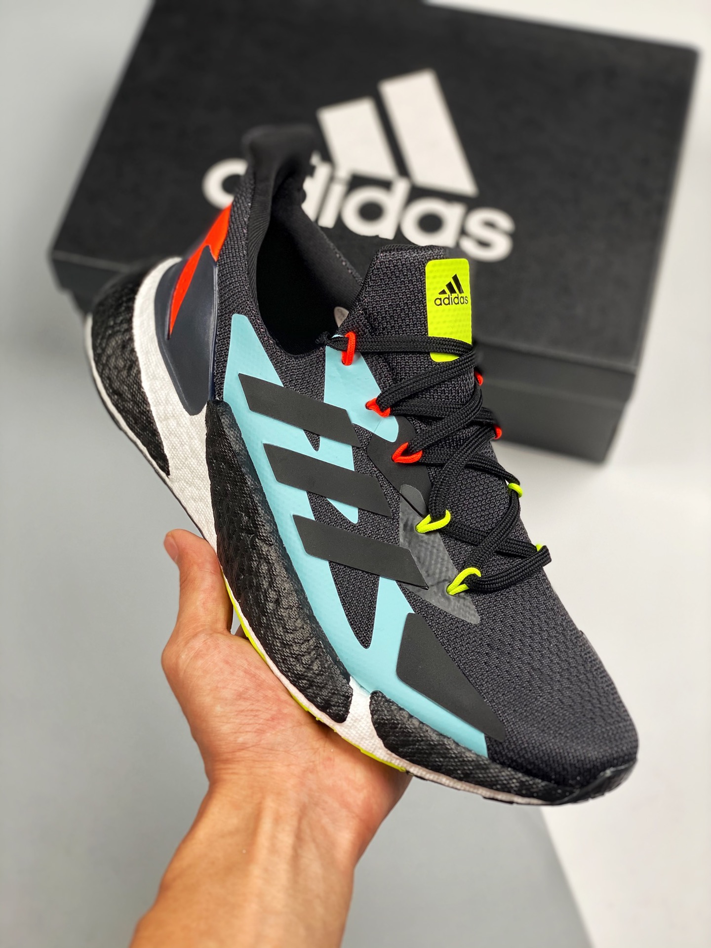 AD Boost X9000L4 El diseño general es extremadamente aerodinámico. Lanzamiento inicial con fotos reales. La parte super…