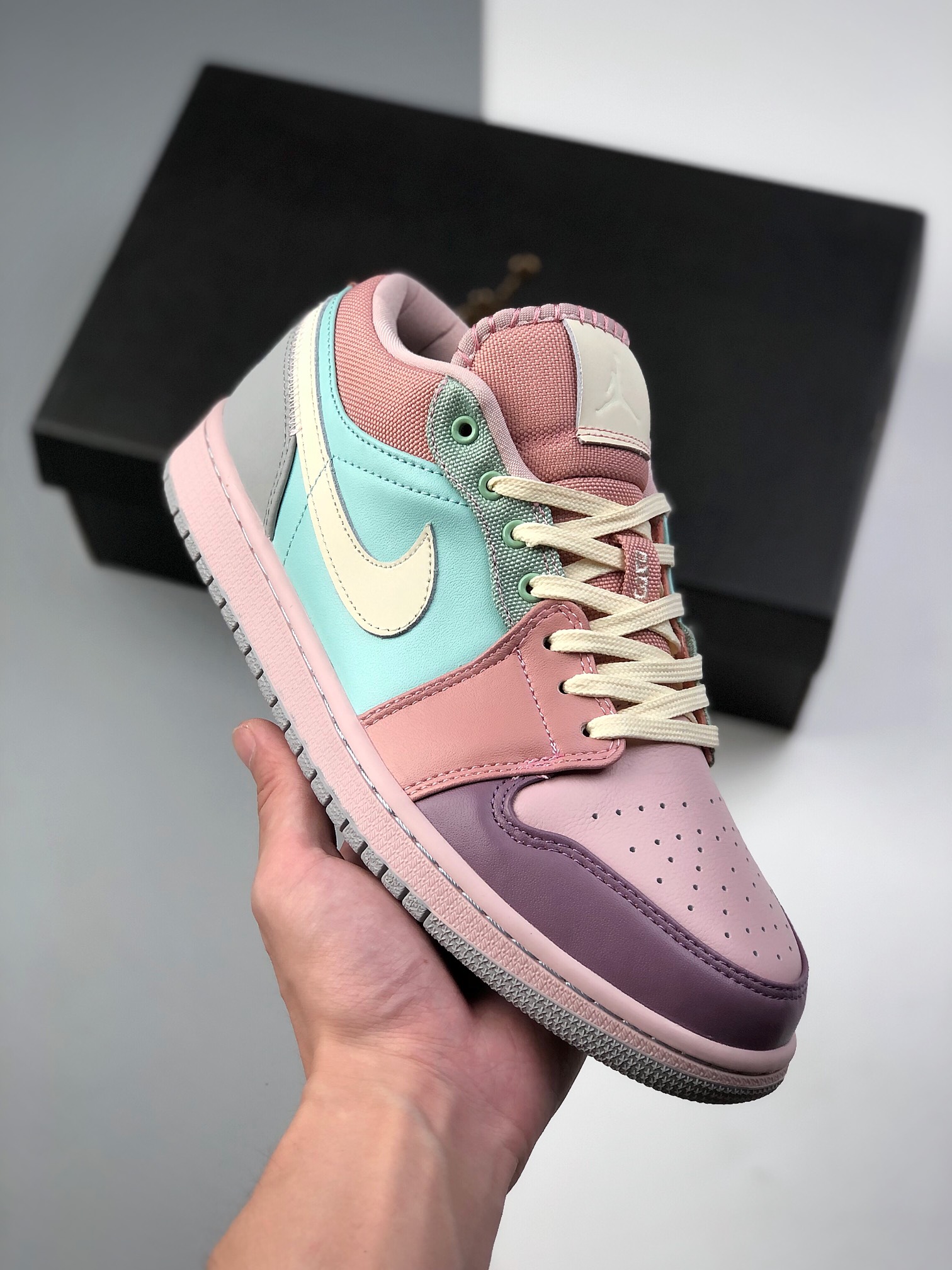 AJ1 Air Jordan 1 Low SE粉绿 马卡龙 原鞋购入开发 实现真正一比一精工打造 头层牛剖层革 牛反绒织物的繁琐工序 新颖7色拼接设计 清新靓丽 吸睛十足 一眼万年、鞋舌及Swoosh尾部采用纯手工缝线处理 完美搭配各种风…