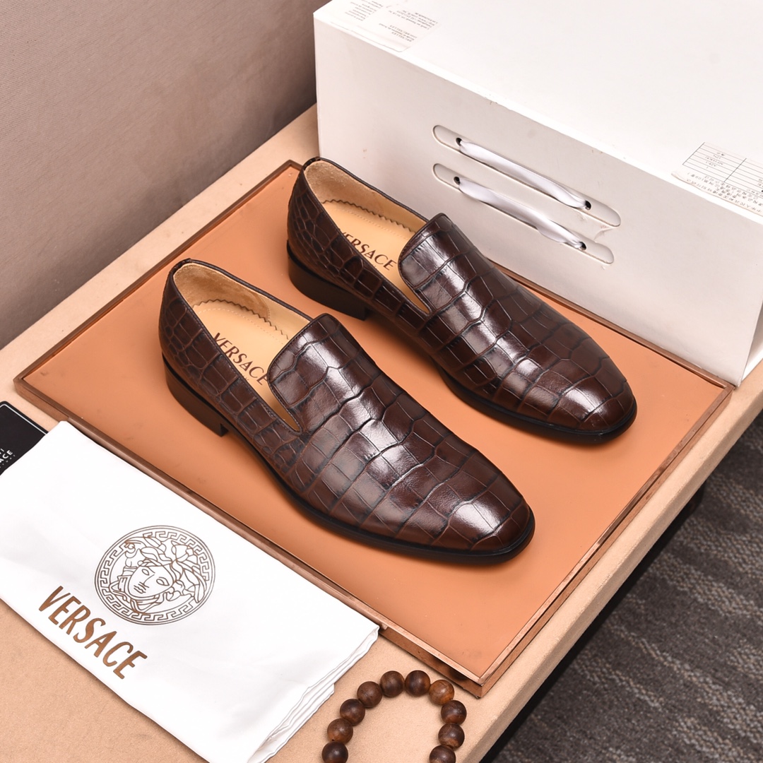 NO:730357,Water-dyed cowhide, high quality [Versace] new counter synchronized men's fashionable casual leather shoes, the upper is made of special imported cowhide, and the lining is imported full cowhide, with fine workmanship and high-end atmosphere. It has a fashionable model shape. The rubber wear-resistant and non-slip outsole is comfortable to wear and worth owning. 2 styles available in sizes 38-45, versace, cowhide19860909水染牛里 高品质【范思哲】 新款专柜同步男士时尚休闲皮鞋,鞋面采用专用进口牛皮,进口全牛皮内里,做工精细,高端大气.有时尚典范造型.橡胶耐磨防滑大底,穿着舒适,值得拥有.码数38-45 2款可选,,versace,cowhide,Men's shoes