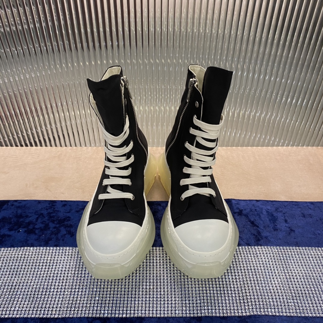 NO:417820,New RICK OW~ RICK OWENS DRKSHDW white sole sneakers If you want to talk about the most iconic item of RICK OWENS, you must not mention the 'Big Converse' sneakers, but you may not know that the brand's double-line has a 'upgrade model' with transparent sole. The same as 'Big Converse', is very recognizable. This pair of shoes is made of nylon, cotton, calfskin and other materials. The transparent sole bag on the outside covers the entire shoe body. You can see the shadow of the first generation RCKOW~SAdi joint shoes. The whole pair of shoes looks like it is based on the 'Big Converse' with a layer of transparent sole. However, based on its attributes, it is actually a 'height-filling artifact'. Size 38-45. Black color, casual shoes/sports shoes, converse, sneakers, cowhide19860909新款 RICK OW～ 瑞克欧文斯DRKSHDW白色底运动鞋 若要说 RICK OWENS最具标志性的单品,绝对不能不提「大匡威」运动鞋,但你可能还不知道品牌的复线还有一款透明大底的“升级款”.与「大匡威」相同,十分具有辨识度. 这双鞋采用尼龙、棉、小牛皮等多种物料打造,外侧透明鞋底包裏着整个鞋身,俯视能看到初代RCKOW～SAdi联乘鞋款的影子,整双鞋看起来像是在「大匡威」的基础之上,外加了一层透明鞋底.不过,以它的属性来看,它其实也是一款“身高补足神器”. 码数男款38-45  颜色黑,休闲鞋/运动鞋,converse,sneakers,cowhide,Women's Shoes