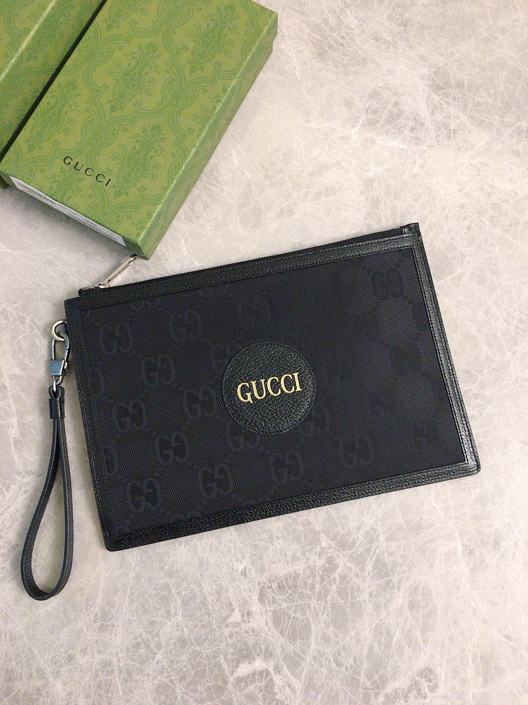 NO:672529,The new early autumn Gucci Off The Grid series on the official website is the first series of Gucci Circular Lines. The design of this product line makes full use of various recyclable and sustainably sourced organic bio-based materials. Regenerated nylon is made of recyclable sewing threads and accessories. It relies on a bright opaque background to highlight the brand's unique GG pattern element!  Black leather piping, brass alloy metal accessories, and Gucci brand genuine cowhide logo!  Model 625598, size 30x20, Gucci wallet, off white, gucci, wallets, cowhide19860909官网同步新款早秋Gucci Off The Grid系列是Gucci Circular Lines的首个系列,该产品线的设计充分运用各种可回收利用和可持续采购的有机生物基材料再生尼龙由可回收利用的缝纫线和辅料制成依托亮色不透明背景突显品牌独具一格的GG图案元素！黑色皮革滚边,黄铜合金制作金属配件,饰Gucci字样品牌真牛皮标识！型号625598,尺寸30x20,Gucci钱包,off white,gucci,wallets,cowhide,欧美剧