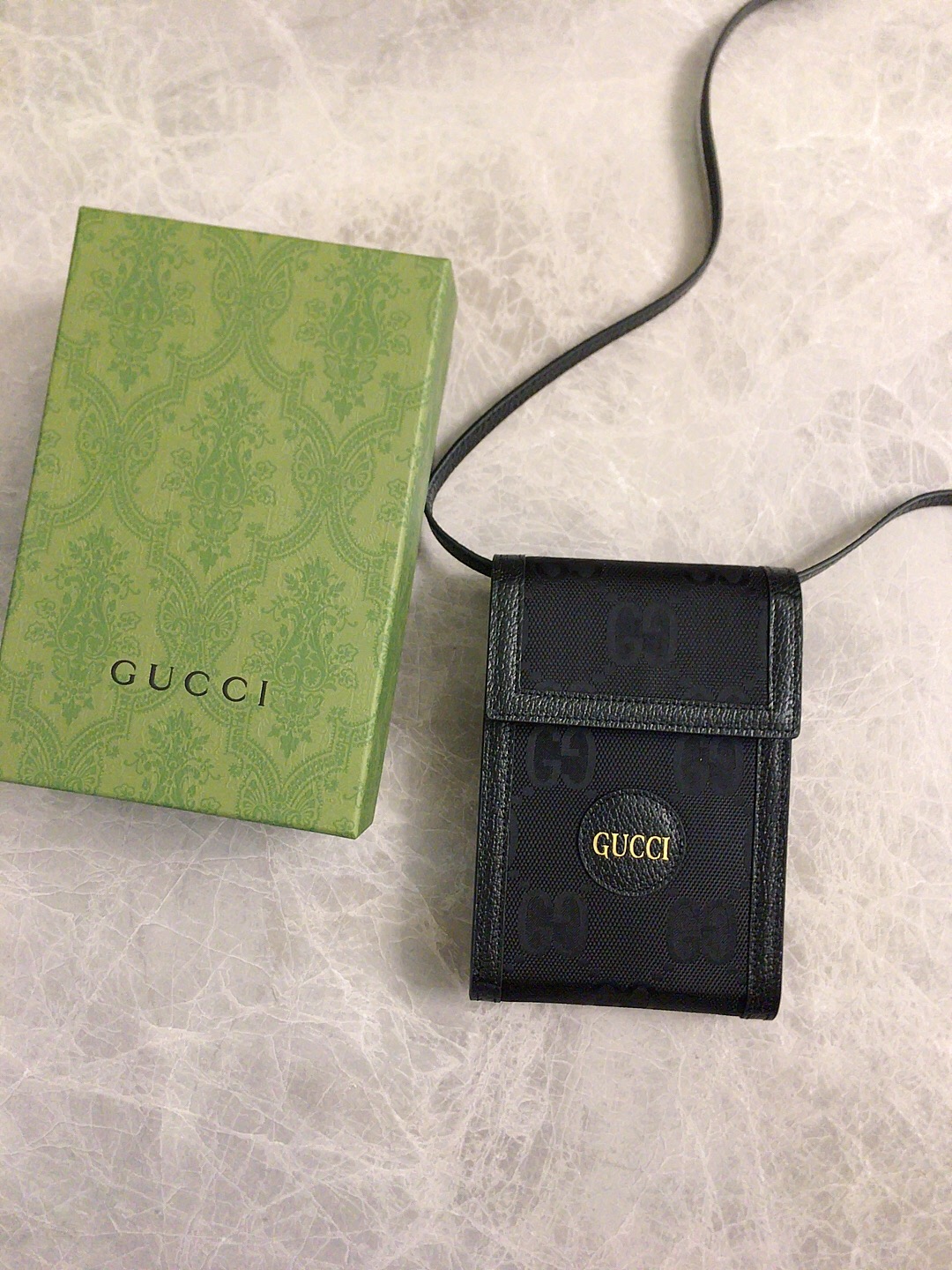 NO:672519,The new early autumn Gucci Off The Grid series on the official website is the first series of Gucci Circular Lines. The design of this product line makes full use of various recyclable and sustainably sourced organic bio-based materials. Regenerated nylon is made of recyclable sewing threads and accessories. It relies on a bright opaque background to highlight the brand's unique GG pattern element!  Black leather piping, brass alloy metal accessories, and Gucci brand genuine cowhide logo!  Exquisite and stylish mobile phone bag!  Model 625599, size 11.5x18x3.5cm, Gucci wallet, off white, gucci, wallets, cowhide19860909官网同步新款早秋Gucci Off The Grid系列是Gucci Circular Lines的首个系列,该产品线的设计充分运用各种可回收利用和可持续采购的有机生物基材料再生尼龙由可回收利用的缝纫线和辅料制成依托亮色不透明背景突显品牌独具一格的GG图案元素！黑色皮革滚边,黄铜合金制作金属配件,饰Gucci字样品牌真牛皮标识！精致而成的时尚手机包！型号625599,尺寸11.5x18x3.5cm,Gucci钱包,off white,gucci,wallets,cowhide,欧美剧