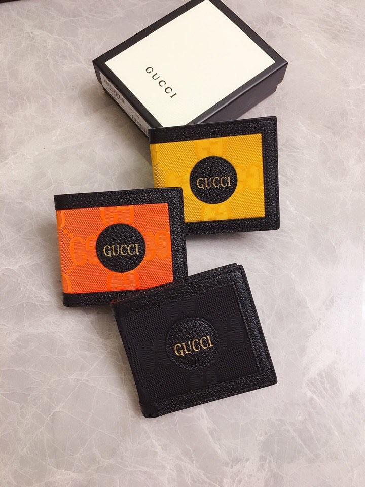 NO:672523,The new early autumn Gucci Off The Grid series on the official website is the first series of Gucci Circular Lines. The design of this product line makes full use of various recyclable and sustainably sourced organic bio-based materials. Regenerated nylon is made of recyclable sewing threads and accessories. It relies on a bright opaque background to highlight the brand's unique GG pattern element!  Black leather piping, decorated with Gucci brand genuine cowhide logo!  Model 625573, size 11x9cm, Gucci wallet, off white, gucci, wallets, cowhide19860909官网同步新款早秋Gucci Off The Grid系列是Gucci Circular Lines的首个系列,该产品线的设计充分运用各种可回收利用和可持续采购的有机生物基材料再生尼龙由可回收利用的缝纫线和辅料制成依托亮色不透明背景突显品牌独具一格的GG图案元素！黑色皮革滚边,饰Gucci字样品牌真牛皮标识！型号625573,尺寸11x9cm,Gucci钱包,off white,gucci,wallets,cowhide,欧美剧
