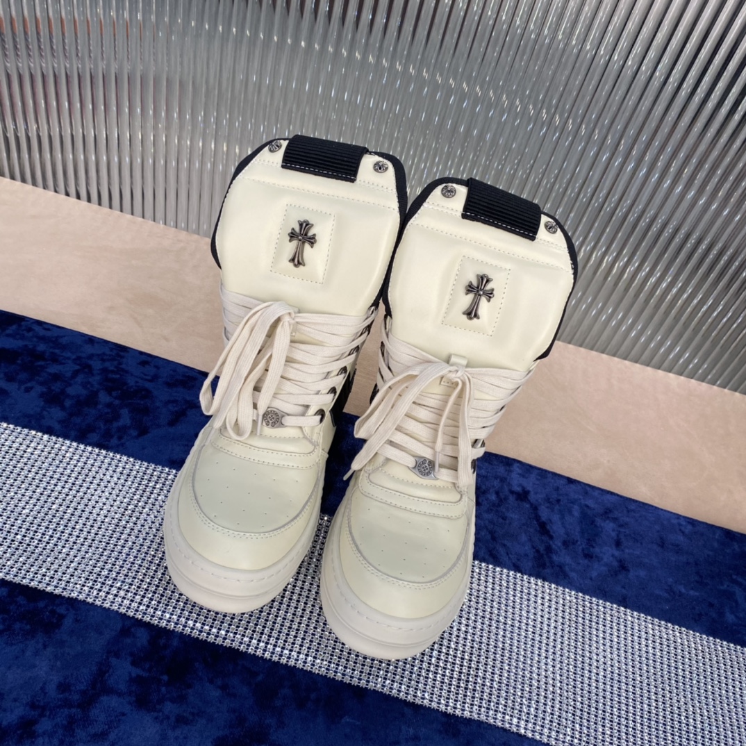 NO:236491,Couple model Rick Owens [Rick Owens] Big triangle sneakers Crowsin series, the upper surface is made of thicker nylon, cotton, calfskin and other materials. You can see the shadow of the first generation of RCKOW~SAdi joint shoes. The sole thickness is 3.5cm. I believe that many friends who know Owens will know this pair of shoes. Rick Owens' first pair of dunks is the big hook that everyone usually says looks very similar to Nike. In fact, he designed it with Nike as inspiration. Then now it has gradually evolved into Geobasket inverted triangles, and has become a classic pair of shoes in dark outfits. Fabric: cowhide Size: 35-47 Color, black and white, casual shoes/sports shoes, chrome hearts, sneakers, cowhide19860909情侣款 瑞克·欧文斯【Rick Owens】 大三角运动鞋 克罗心系列,帮面采用比较厚实的尼龙、棉、小牛皮等多种物料打造 , 俯视能看到初代RCKOW～SAdi联乘鞋款的影子. 鞋底厚度为3.5cm 相信很多认识欧文斯的小伙伴都会认识这双鞋,Rick Owens她的第一双dunk,就是平时大家都说的那个大勾子很像耐克.其实他就是拿耐克做灵感设计出来的.然后现在慢慢演变成Geobasket 倒三角,而且已经成为了暗黑穿搭里一双经典的鞋子. 面料:牛皮 码数:35-47 颜色,黑白,休闲鞋/运动鞋,chrome hearts,sneakers,cowhide,Women's Shoes