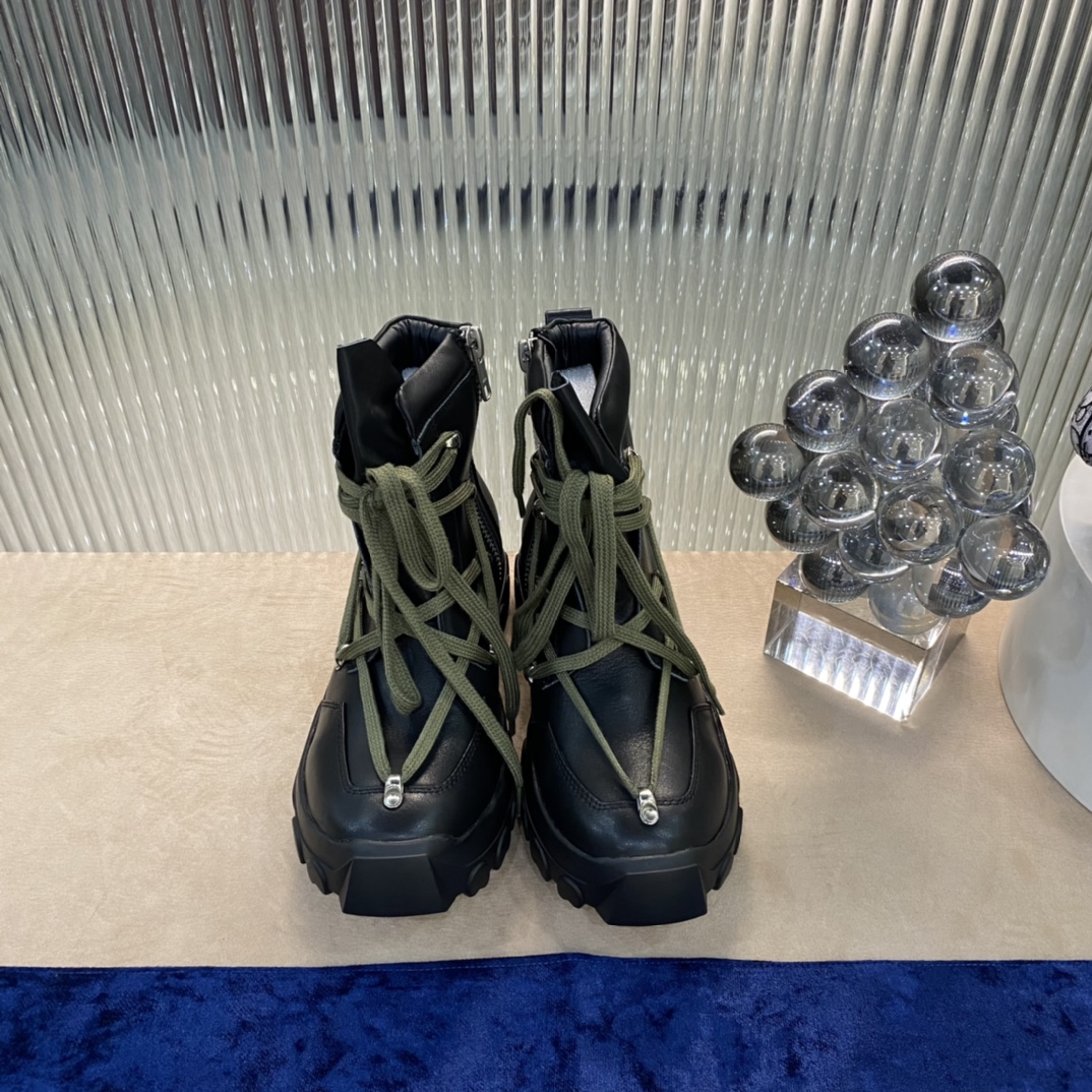 NO:236500,【Rick Owens】 is known as Goethe-style minimalism and the originator of the dark style. It mainly focuses on black and white, simple and unique. The Rick Martin boots tied with shoelaces are so cool!  Rick Owens, who has a symbol of rebellious culture in his personality, a quirky style, and is full of construction aesthetic design, is really awesome!  The upper surface is made of thick cowhide, the sole is 3.5cm thick.. Size 38-47, casual shoes/sports shoes, boots, sneakers, cowhide19860909【Rick Owens】 被称为歌德式极简主义,暗黑系鼻祖,以基础黑白为主,简约且独特.这款鞋被鞋带绑住的瑞克马丁靴,酷毙了！个性中带有叛逆文化象征,且风格古怪,充满建设美学设计的Rick Owens 真是绝绝子！ 帮面采用比较厚实的牛皮, 鞋底厚度为3.5cm .. 码数38-47,休闲鞋/运动鞋,boots,sneakers,cowhide,Women's Shoes