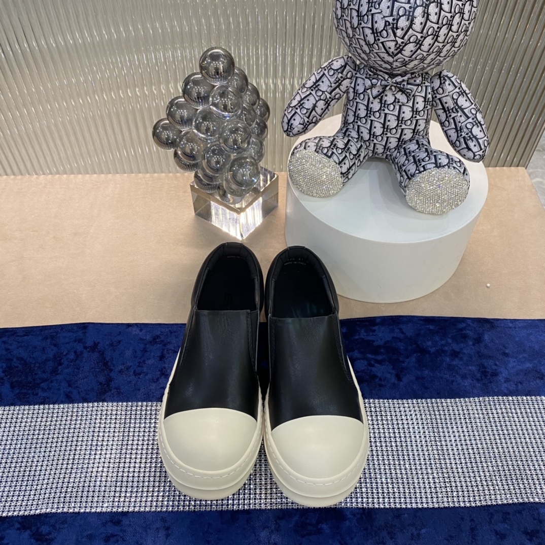 NO:236502,【Rick Owens】 is known as Goethe-style minimalism and the originator of the dark style. It mainly focuses on black and white, simple and unique. This shoe is simply cool!  Rick Owens, who has a symbol of rebellious culture in his personality, a quirky style, and is full of construction aesthetic design, is really awesome!  The upper surface is made of thick cowhide, the sole is 3.5cm thick.. Size 34-44, casual shoes/sports shoes, sneakers, cowhide19860909【Rick Owens】 被称为歌德式极简主义,暗黑系鼻祖,以基础黑白为主,简约且独特.这款鞋简直酷毙了！个性中带有叛逆文化象征,且风格古怪,充满建设美学设计的Rick Owens 真是绝绝子！ 帮面采用比较厚实的牛皮, 鞋底厚度为3.5cm .. 码数34-44,休闲鞋/运动鞋,sneakers,cowhide,Women's Shoes