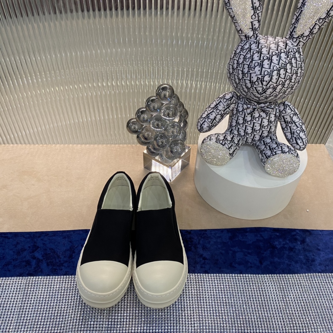 NO:236504,【Rick Owens】 is known as Goethe-style minimalism and the originator of the dark style. It mainly focuses on black and white, simple and unique. This shoe is simply cool!  Rick Owens, who has a symbol of rebellious culture in his personality, a quirky style, and is full of construction aesthetic design, is really awesome!  The upper surface is made of thick cowhide, canvas, the sole is 3.5cm. Size 34-44, casual shoes/sports shoes, sneakers, cowhide19860909【Rick Owens】 被称为歌德式极简主义,暗黑系鼻祖,以基础黑白为主,简约且独特.这款鞋简直酷毙了！个性中带有叛逆文化象征,且风格古怪,充满建设美学设计的Rick Owens 真是绝绝子！ 帮面采用比较厚实的牛皮,帆布 鞋底厚度为3.5cm .. 码数34-44,休闲鞋/运动鞋,sneakers,cowhide,Women's Shoes