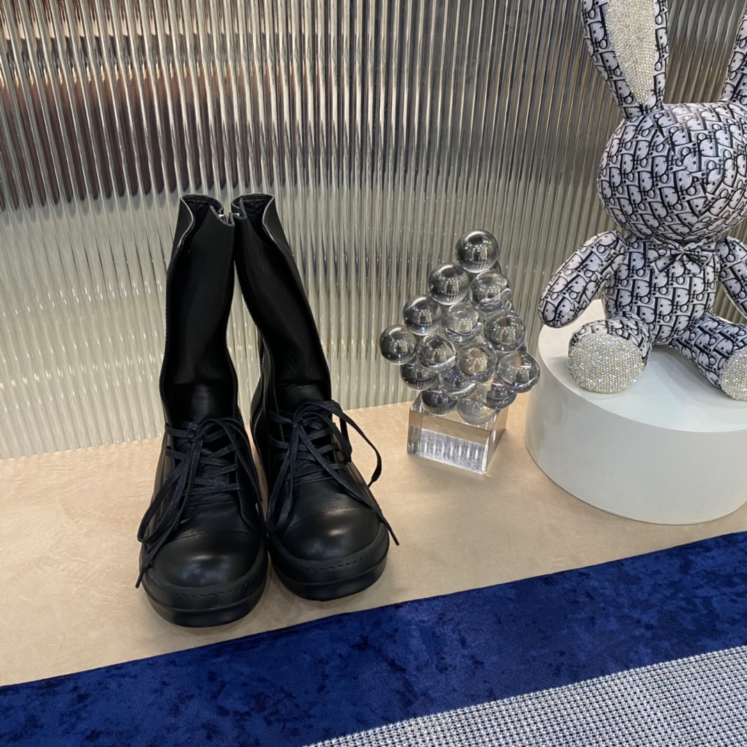 NO:236508,RO long tongue early autumn new style. The most popular element this year. The upper surface is made of thicker calfskin and other materials. It is very suitable for wearing in late autumn and early spring. The transparent sole bag is originally a basic milky-scented sole. You can see the shadow of the first generation RCKOW~SAdi joint shoes. The thickness of the sole is 3.5cm. The color is black and white, black and brown. The size is 35-47. Couple models, casual shoes/sports shoes, sneakers, cowhide19860909RO长舌头早秋新款 今年最流行的元素 帮面采用比较厚实的小牛皮等多种物料打造 非常适合秋末初春穿 透明鞋底包裏原本基础奶香大底 俯视能看到初代RCKOW～SAdi联乘鞋款的影子,鞋底厚度为3.5cm 颜色黑白、黑色、棕色底可选 码数35-47情侣款,休闲鞋/运动鞋,sneakers,cowhide,Women's Shoes