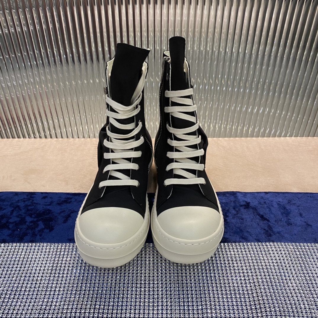NO:236510,【Rick Owens】 is known as Goethe-style minimalism and the originator of the dark style. It mainly focuses on black and white, simple and unique. This shoe is simply cool!  Rick Owens, who has a symbol of rebellious culture in his personality, a quirky style, and is full of construction aesthetic design, is really awesome!  Size 35-47, casual shoes/sports shoes, sneakers19860909【Rick Owens】 被称为歌德式极简主义,暗黑系鼻祖,以基础黑白为主,简约且独特.这款鞋简直酷毙了！个性中带有叛逆文化象征,且风格古怪,充满建设美学设计的Rick Owens 真是绝绝子！ 码数35-47,休闲鞋/运动鞋,sneakers,Women's Shoes