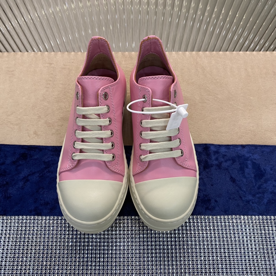 NO:236497,【Rick Owens】 is known as Goethe-style minimalism and the originator of the dark style. It mainly focuses on black and white, simple and unique. This shoe is simply cool!  Rick Owens, who has a symbol of rebellious culture in his personality, a quirky style, and is full of construction aesthetic design, is really awesome!  Size 35-44, casual shoes/sports shoes, sneakers19860909【Rick Owens】 被称为歌德式极简主义,暗黑系鼻祖,以基础黑白为主,简约且独特.这款鞋简直酷毙了！个性中带有叛逆文化象征,且风格古怪,充满建设美学设计的Rick Owens 真是绝绝子！ 码数35-44,休闲鞋/运动鞋,sneakers,Women's Shoes