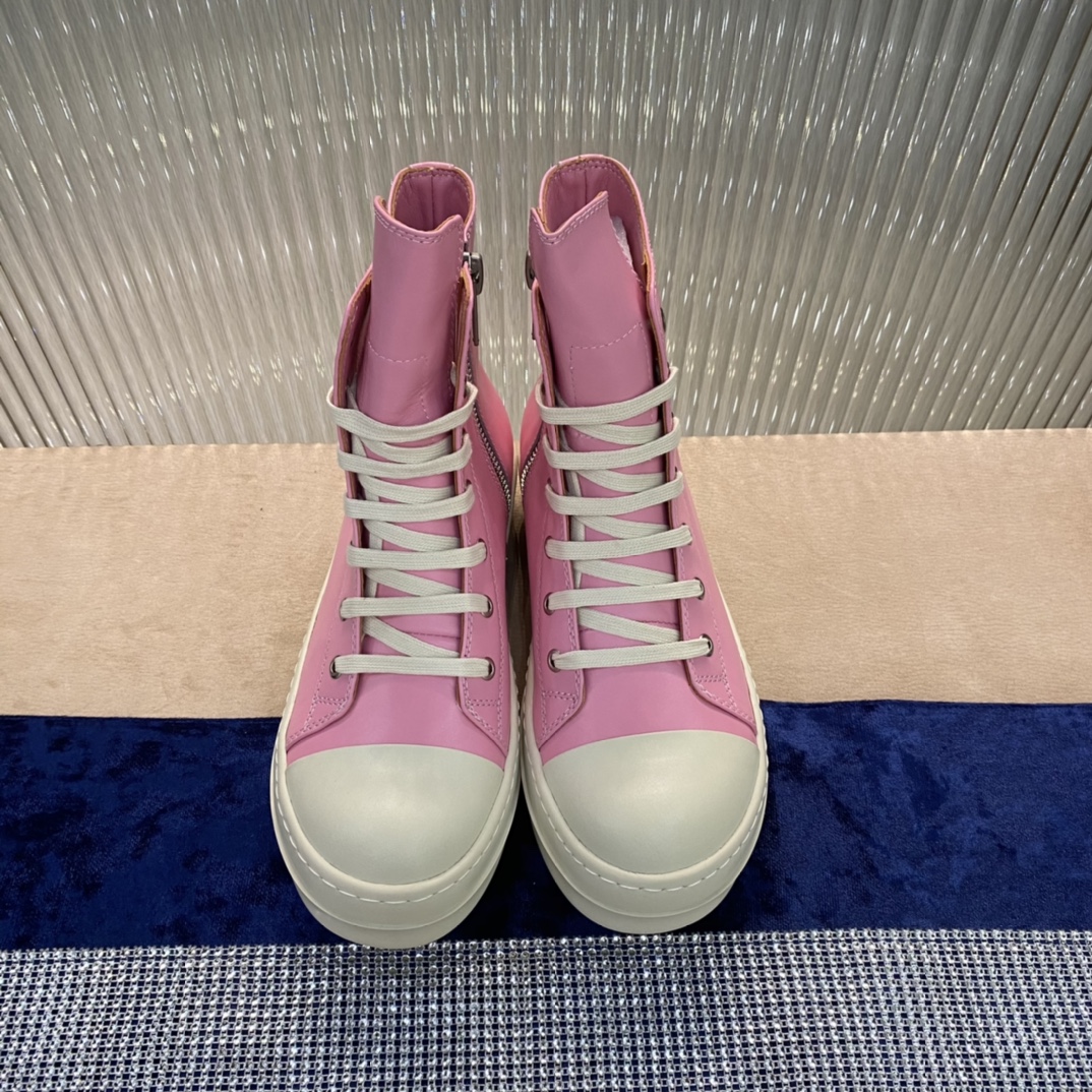 NO:236480,【Rick Owens】 is known as Goethe-style minimalism and the originator of the dark style. It mainly focuses on black and white, simple and unique. This shoe is simply cool!  Rick Owens, who has a symbol of rebellious culture in his personality, a quirky style, and is full of construction aesthetic design, is really awesome!  Size 35-44, casual shoes/sports shoes, sneakers19860909【Rick Owens】 被称为歌德式极简主义,暗黑系鼻祖,以基础黑白为主,简约且独特.这款鞋简直酷毙了！个性中带有叛逆文化象征,且风格古怪,充满建设美学设计的Rick Owens 真是绝绝子！ 码数35-44,休闲鞋/运动鞋,sneakers,Women's Shoes