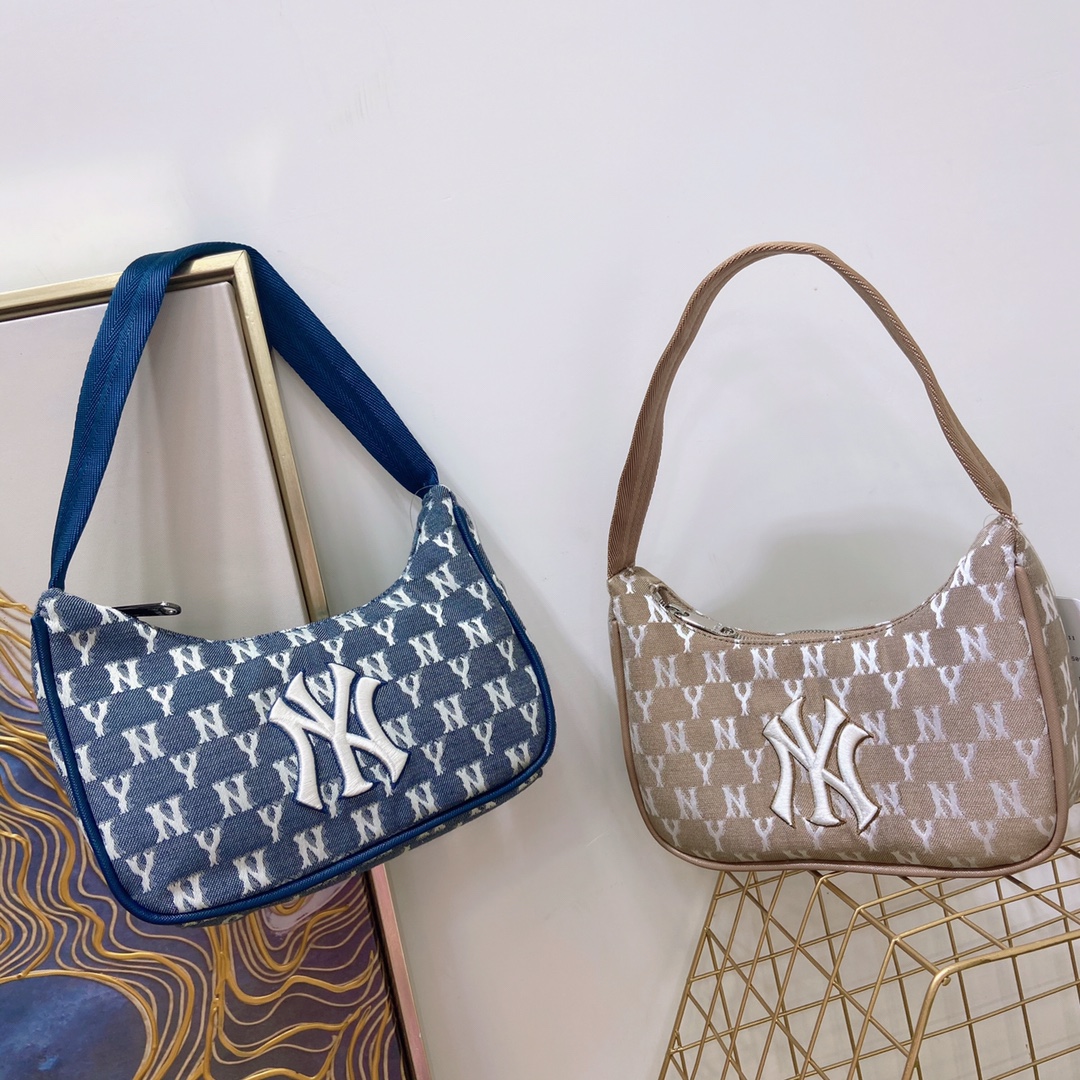 🔺mlb老花腋下包 撞色穿搭很出彩海军蓝日常好配,随意穿搭无压力 腋下麻将包!必入!可盐可甜!真的太香😄 可腋下,也能手提,包身轻便,内里容量大!尺寸