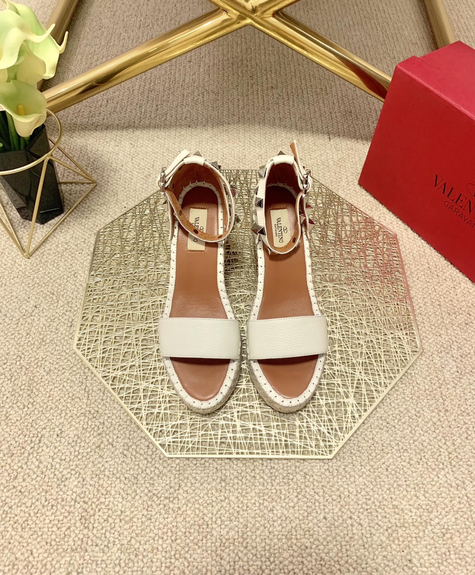 NO:246761,Valentino Garavani lychee cowhide lace-weed sandals - metal effect processed rivet decoration - hemp rope wrapped wedge - adjustable calfskin lace-weed waterproofing platform - Made in Italy -35-41, fisherman's shoes, valentino, sandals, espadrilles, cowhide19860909Valentino Garavani 荔枝牛皮系带坡跟凉鞋 - 金属效果工艺处理铆钉装饰 - 麻绳包裹坡跟 - 可调节小牛皮系带 - 坡跟防水台 - 意大利制造 -35-41,渔夫鞋,valentino,sandals,espadrilles,cowhide,Women's Shoes