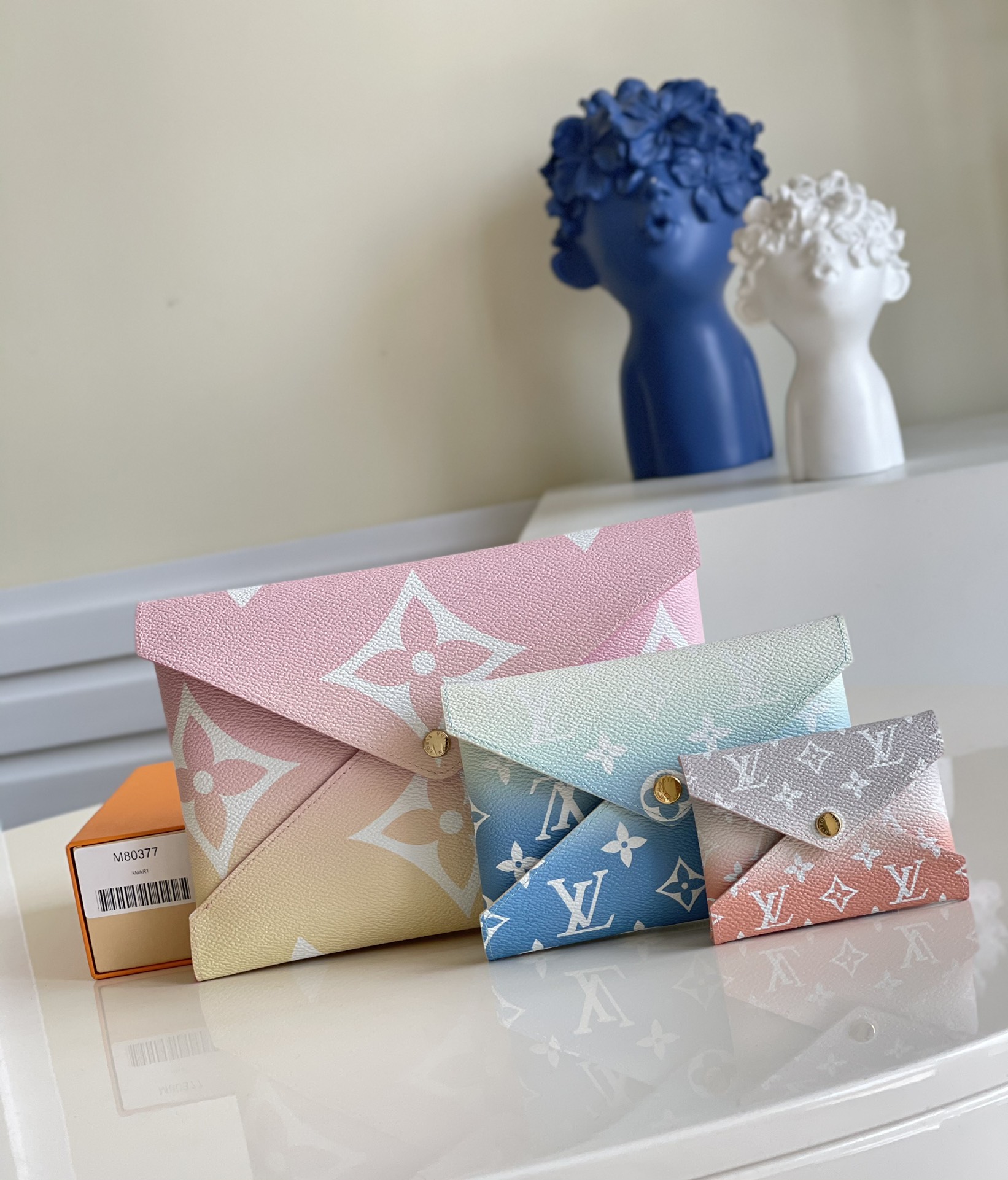 NO:397237,【Exclusive real photo M80377】by the pool series The special edition of the bag gradient pink/blue iconic zipper wallet is made of gradient Monogram canvas, and is one of the limited series of summer By The Pool accessories, leather goods, and leather goods. The wallet is elegantly designed. Large, medium and small sizes can accommodate tablets, passports and cards respectively. 15.5 x 11.5 x 0.5 cm (length x height x width) Monogram coated canvas calfskin lining metal parts can store iPad, passport and cards separately c.,LV [original leather],louis vuitton,cowhide19860909【独家实拍M80377】by the pool系列 特別版的夹包渐变粉色/ 蓝色標誌性拉鏈錢包以漸變色Monogram帆布打造,是夏季By The Pool配飾、皮具精品及時裝限量系列的款式之一.錢包設計雅緻.大中小尺寸可分别容纳平板电脑、护照和卡片.15.5 x 11.5 x 0.5 厘米(长度 x 高 x 宽)Monogram 涂层帆布小牛皮内衬金属件可分别收纳 iPad、护照和卡片 c.,LV【原厂皮】,louis vuitton,cowhide,Bag