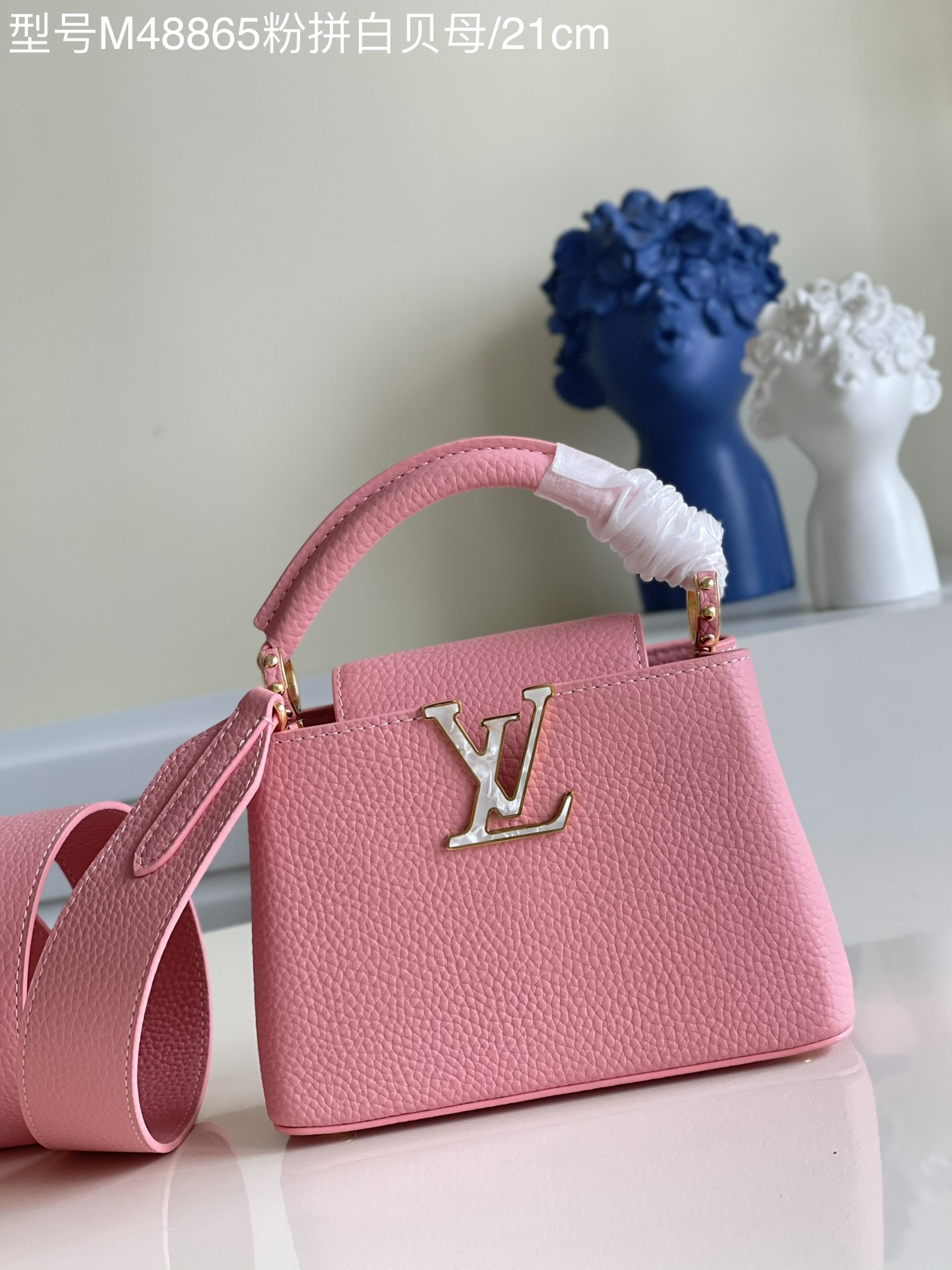 NO:397054,【Exclusive real photo of M48865 pink white fritillaria mini】M56983 This Capucines mini handbag is made of Taurillon leather. It uses shells to create the iconic LV letters. It is paired with removable wide shoulder straps and python skin handles to show its gorgeous temperament Size: 21*14 *8cm N.1100,LV [original leather],louis vuitton,snakeskin19860909【独家实拍M48865粉拼白贝母 迷你】M56983 本款 Capucines 迷你手袋取材Taurillon 皮革 以贝壳塑造标志性 LV 字母 搭配可拆卸宽肩带和蟒蛇皮手柄 尽显华美气质 Size:21*14 *8cm N.1100,LV【原厂皮】,louis vuitton,snakeskin,Bag