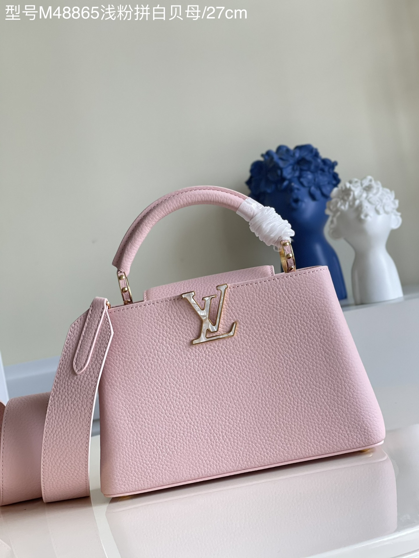 NO:397057,【Exclusive real photo of M48865 light pink white fritillaria small】 M56983 This Capucines small handbag is made of Taurillon leather. The iconic LV letters are made of shells. Paired with removable wide shoulder straps and python skin handles to show off its gorgeous temperament Size27*18*9cm N.1200,LV [original leather],louis vuitton,snakeskin19860909【独家实拍M48865浅粉拼白贝母 小号】 M56983 本款 Capucines 小号手袋取材 Taurillon 皮革 以贝壳塑造标志性 LV 字母 搭配可拆卸宽肩带和蟒蛇皮手柄 尽显华美气质 Size27*18*9cm N.1200,LV【原厂皮】,louis vuitton,snakeskin,Bag