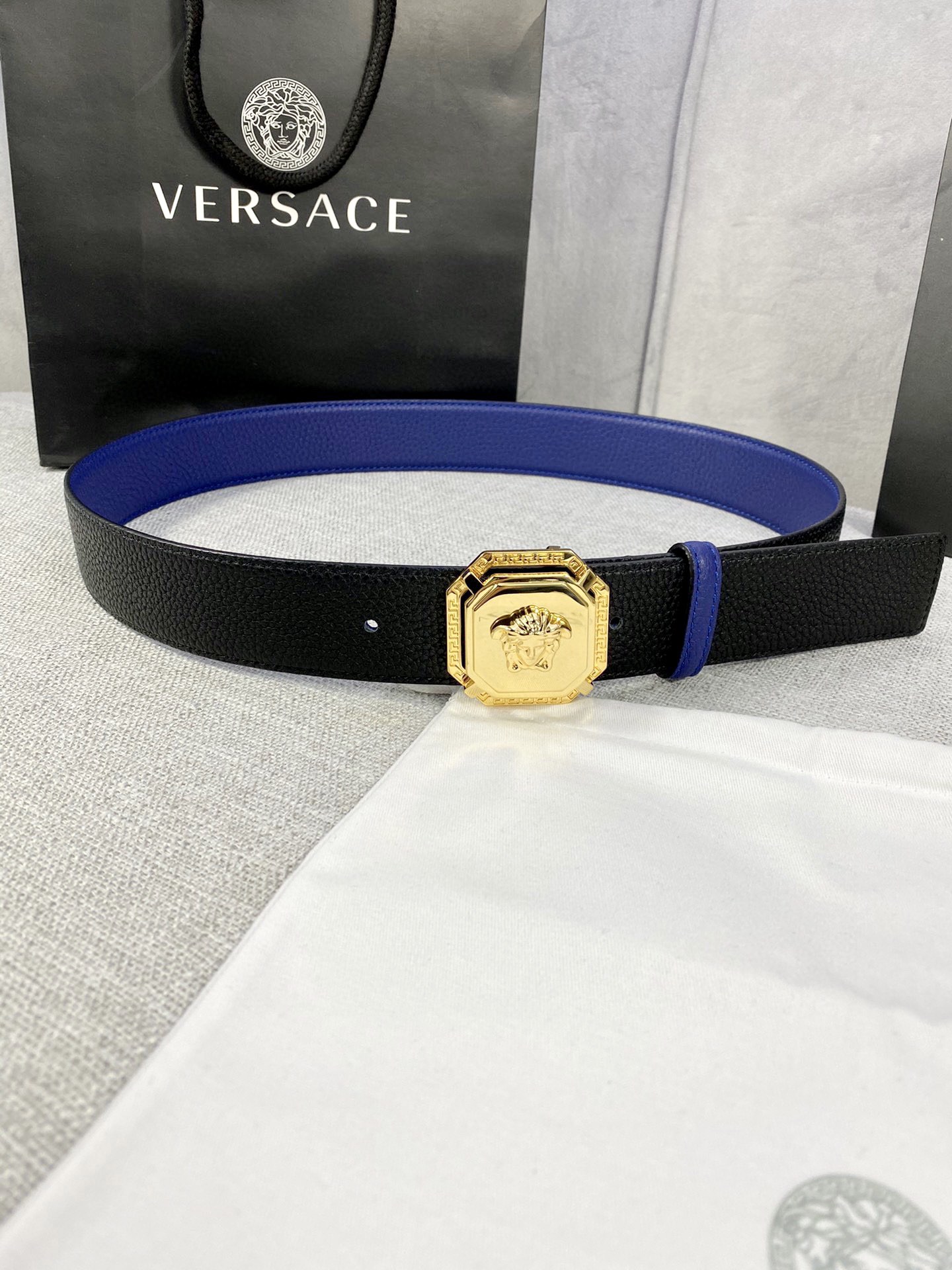 ????️ zydlb宽度：4.0cm （范思哲）两面荔枝纹腰带饰有标志性的Versace美杜莎头像扣，彰显品牌格调。是一款精美的衣橱必备单品。