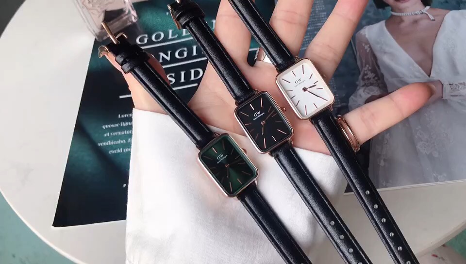 “DW Classic Petite Steel Belt Watch: Elegant 28mm Thin Design”