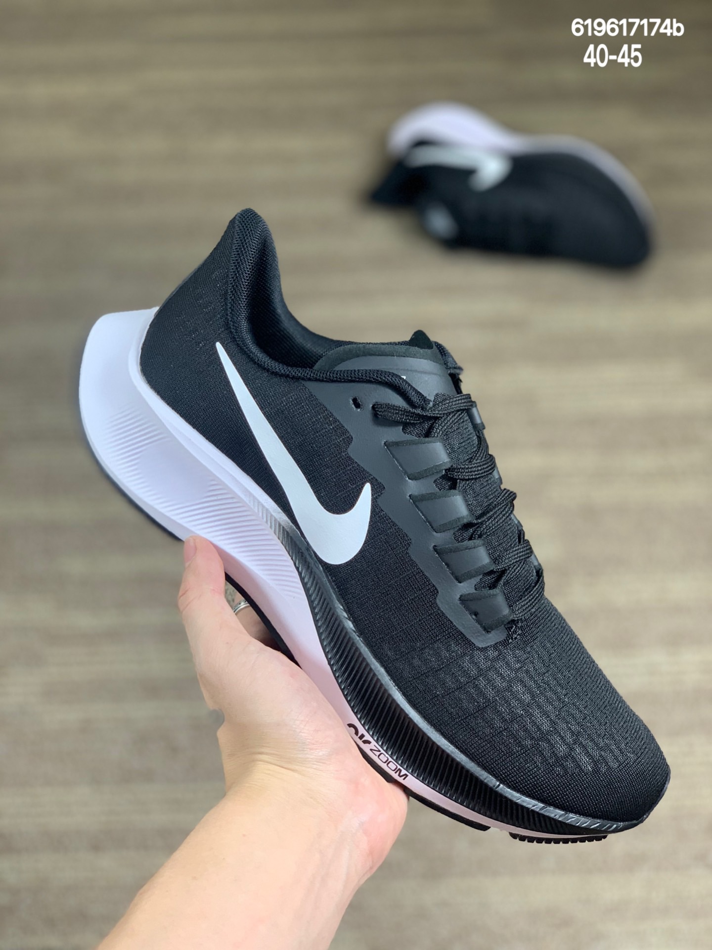 
Nike Zoom Pegasus Turpo 登月37代 透气缓震疾速跑鞋 采用透气网眼鞋面搭配外翻式鞋口，为脚跟区域营造出色舒适度，而在鞋底部分，搭载全掌型ZOOM AIR配置，锐意革新缓震系统，缔造平稳顺畅的自然步履体验。货号：BQ9646-100尺码：40-45 编码：619617174b