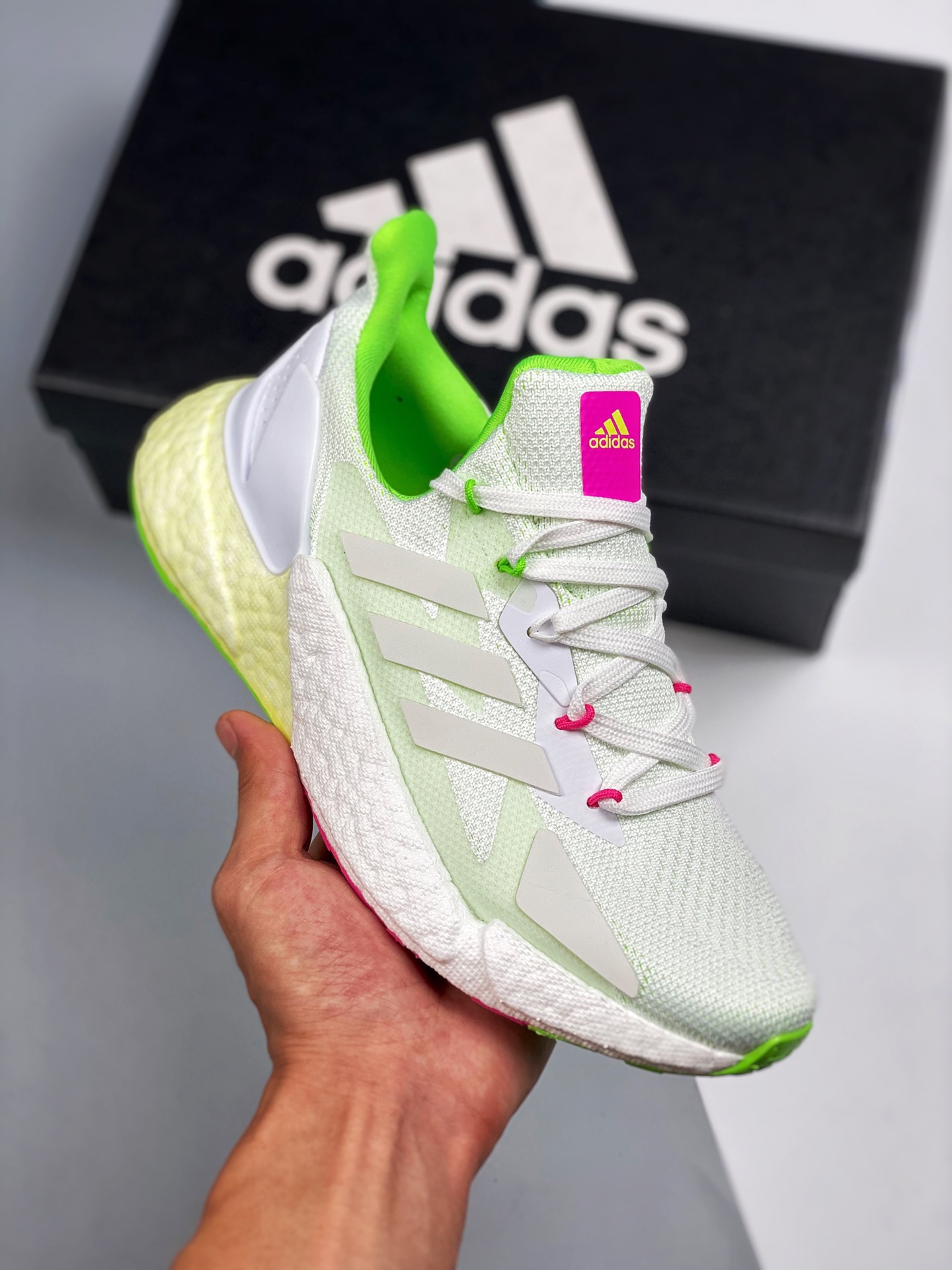 AD Boost X9000L4 El diseño general es extremadamente aerodinámico. Lanzamiento inicial con fotos reales. La parte super…