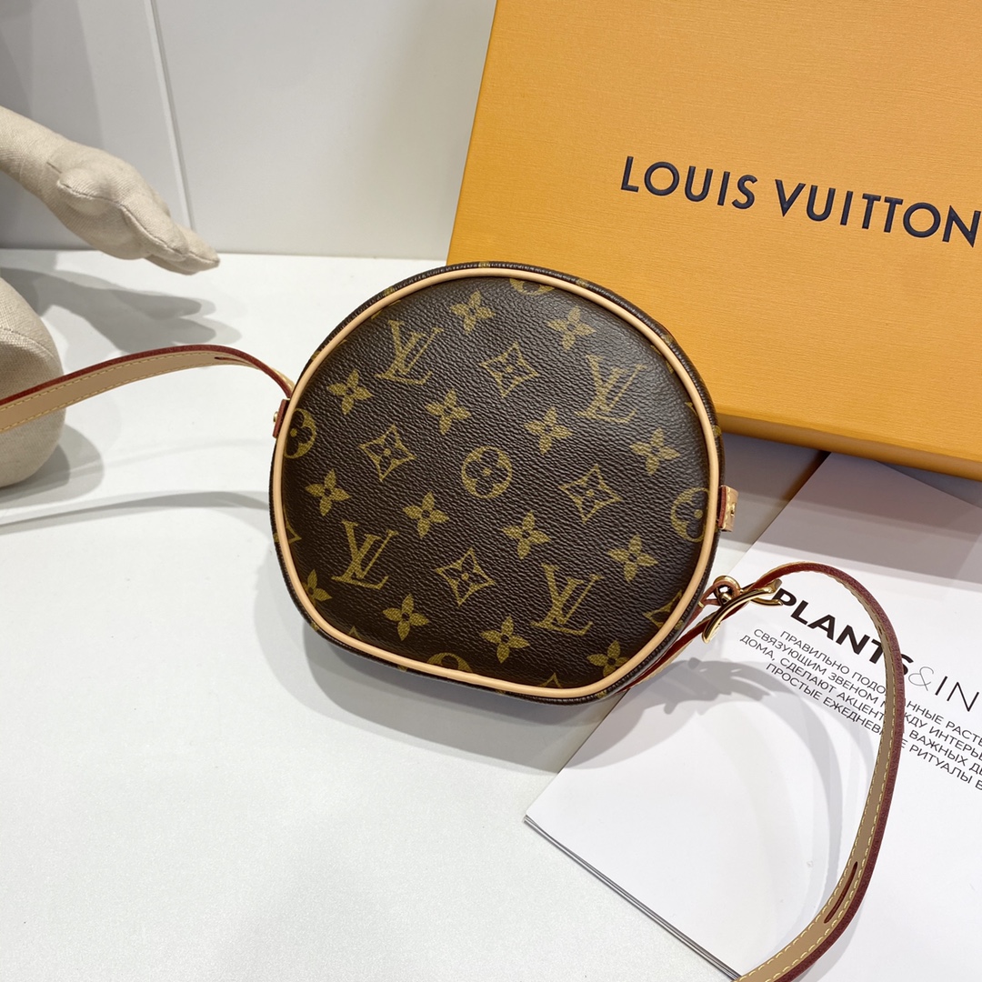 NO:178285,M45149 BOTE CHAEAU SOULE Small Handbag 17 x 18 x 7 cm Nicolas Ghesquière draws inspiration from Louis Vuitton's travel heritage to create a Bote Chaeau Soule handbag. Monogram canvas and natural cowhides reveal elegance, and the exquisite hat box configuration contains plenty of space, making it light and easy to follow everyday needs.,,louis vuitton,cowhide,hats19860909M45149 BOTE CHAEAU SOULE 小号手袋 17 x 18 x 7 厘米 Nicolas Ghesquière 向路易威登的旅行传承汲取灵感,打造 Bote Chaeau Soule 手袋.Monogram 帆布和天然牛皮饰边展露典雅气息,玲珑帽盒构型内含充裕空间,令日常所需轻巧随行.,,louis vuitton,cowhide,hats,Bag