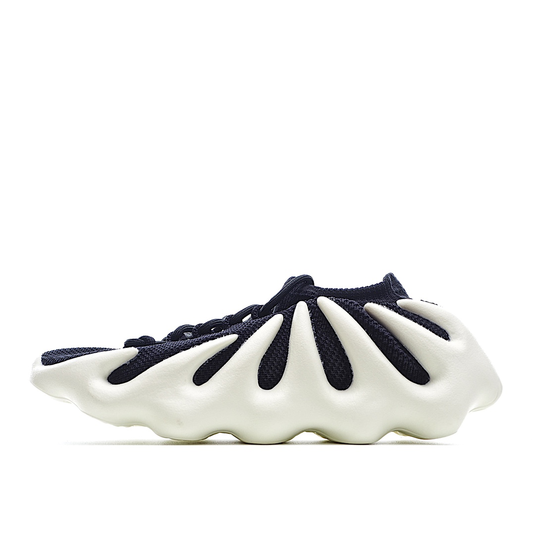 H5 公司级 椰子450跑鞋 鞋面依旧采用采用编织袜套鞋面搭配夸张的锯齿中底设计，独特的上翻结构十分符合各路球鞋玩家给他的爱称，可谓是目前最为独特的Yeezy鞋款。