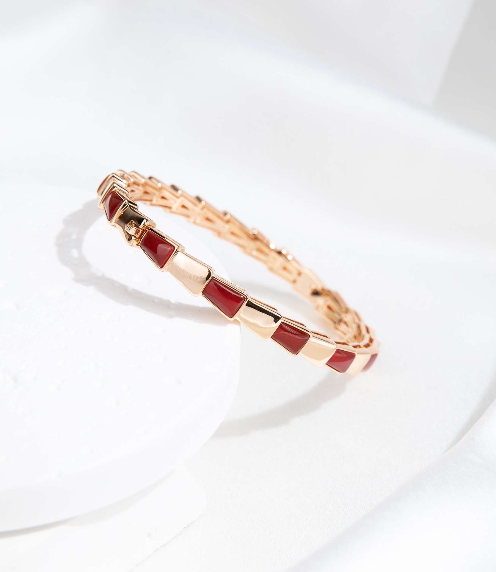 Serpenti Viper系列蛇骨手镯，（宽度6mm，17号尺寸）V金材质厚镀厚金。完美镶钻精心打磨，