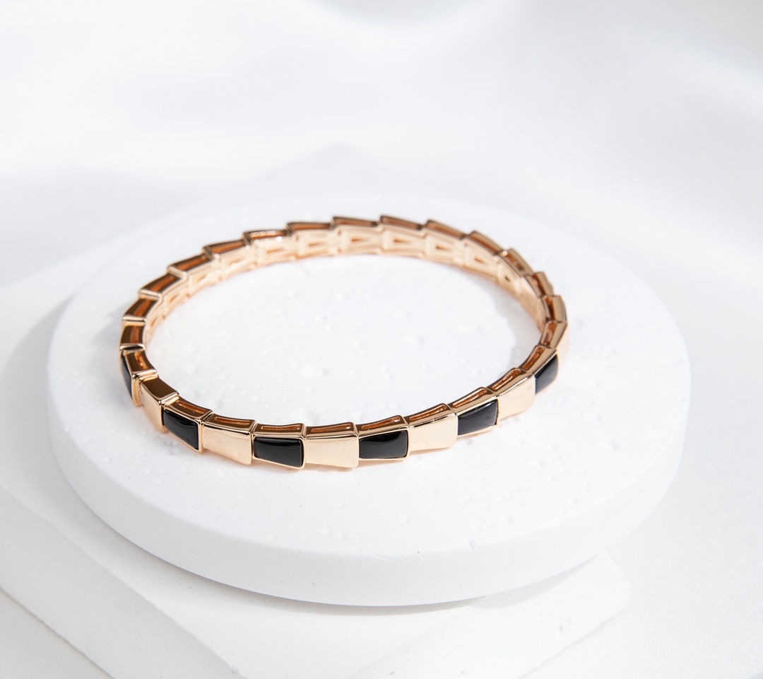 Serpenti Viper系列蛇骨手镯，（宽度6mm，17号尺寸）V金材质厚镀厚金。完美镶钻精心打磨，