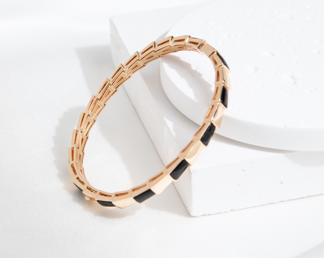 Serpenti Viper系列蛇骨手镯，（宽度6mm，17号尺寸）V金材质厚镀厚金。完美镶钻精心打磨，