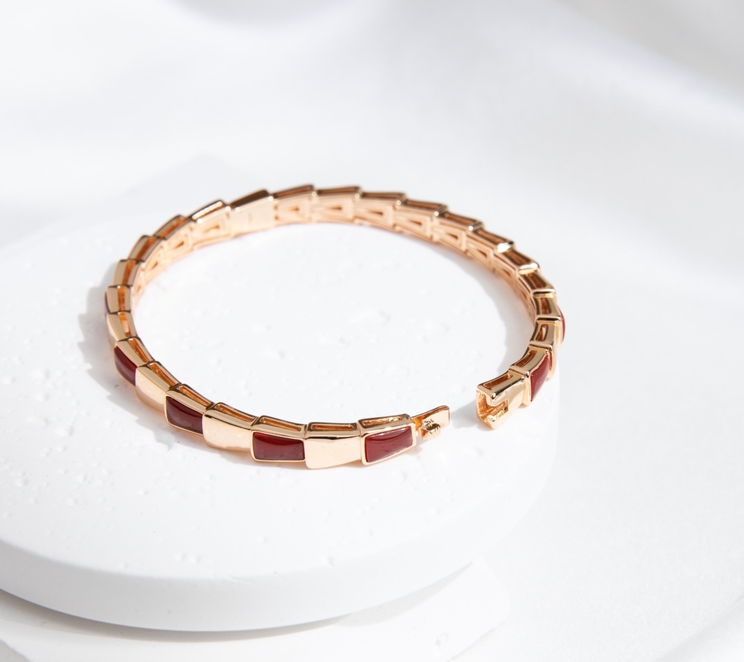 Serpenti Viper系列蛇骨手镯，（宽度6mm，17号尺寸）V金材质厚镀厚金。完美镶钻精心打磨，