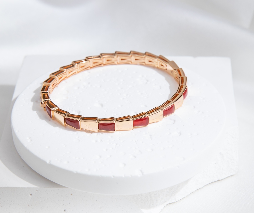 Serpenti Viper系列蛇骨手镯，（宽度6mm，17号尺寸）V金材质厚镀厚金。完美镶钻精心打磨，