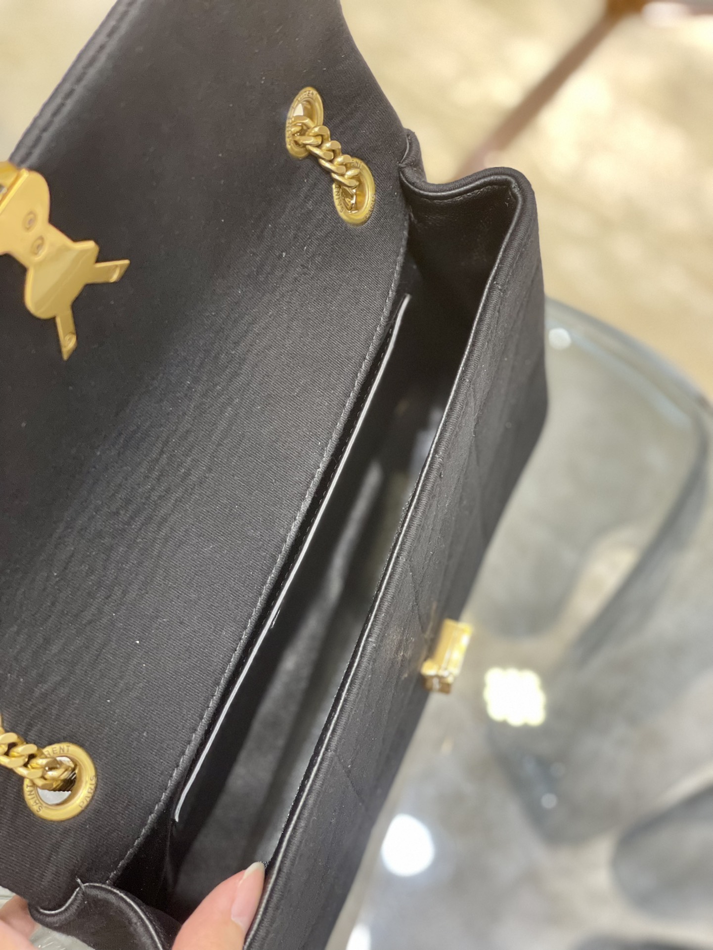 JAMIE针织款_由进口羊绒针织拼接而成饰以“CARRERIVEGAUCHE”绗缝包缝工艺十分复杂内里羊
