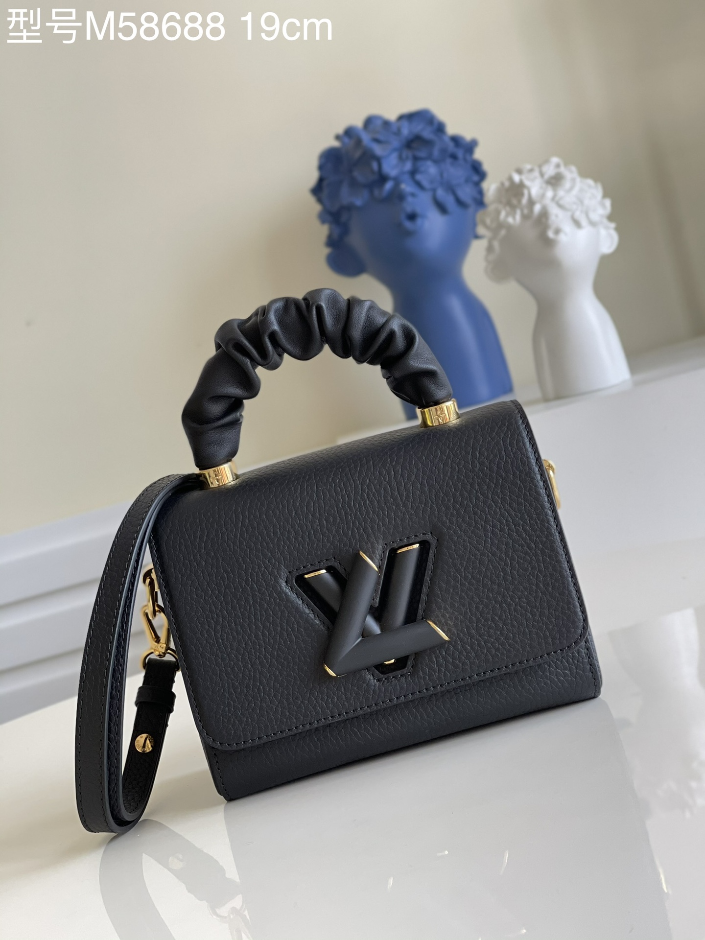NO:397081,【Exclusive real photo M58688 black small】M50280 This Twist small handbag uses Taurillon leather bag and silky calfskin pleated handle to play the material collision, and then let the LV Twist twist lock echo the overall color. Full leather lychee pattern pleated wrist leather buckle pleated wrist veil women's shoulder bag with removable shoulder straps, suitable for shoulder or crossbody. Detailed features small 19x22.5x10cm ws.,LV [original leather],louis vuitton,satchels,cowhide19860909【独家实拍M58688黑 小号】M50280本款 Twist 小号手袋以 Taurillon 皮革包身和丝滑小牛皮抽褶手柄玩转材质碰撞,再令 LV Twist 扭锁呼应整体色彩.全皮荔枝纹褶皱手腕皮扣 褶皱手腕盖头女挎包 搭配可拆卸肩带,肩背或斜挎皆宜.详细特征小号 19x22.5x10cm ws.,LV【原厂皮】,louis vuitton,satchels,cowhide,Bag
