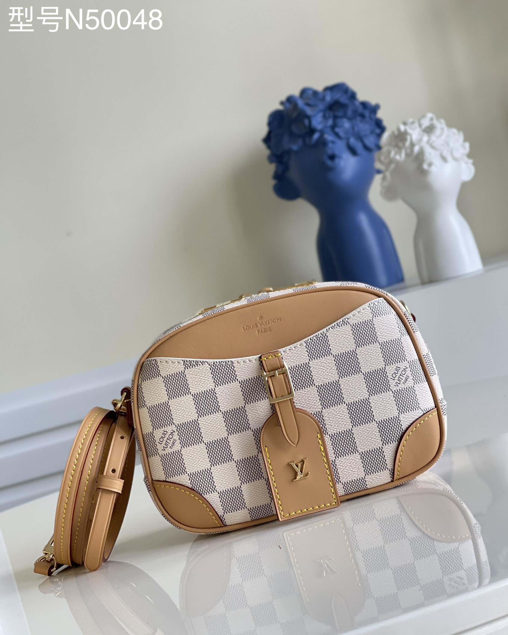 NO:397069,【Exclusive real photo N50048 white grid】M45528 spring and summer Deauville mini handbag is made of Damier Azur canvas and is paired with detachable and adjustable leather shoulder straps. Whether holding, shoulder or crossbody, it can inject retro charm into any dress. Size 21 x 16 x 7 cm s.,LV【original leather】,louis vuitton19860909【独家实拍N50048 白格】M45528 春夏款 Deauville 迷你手袋以 Damier Azur 帆布塑造轻巧构型,搭配可拆卸并调节的皮革肩带,无论手拿、肩背或斜挎,均可为任意着装注入复古韵致.尺寸21 x 16 x 7 厘米 s.,LV【原厂皮】,louis vuitton,Bag