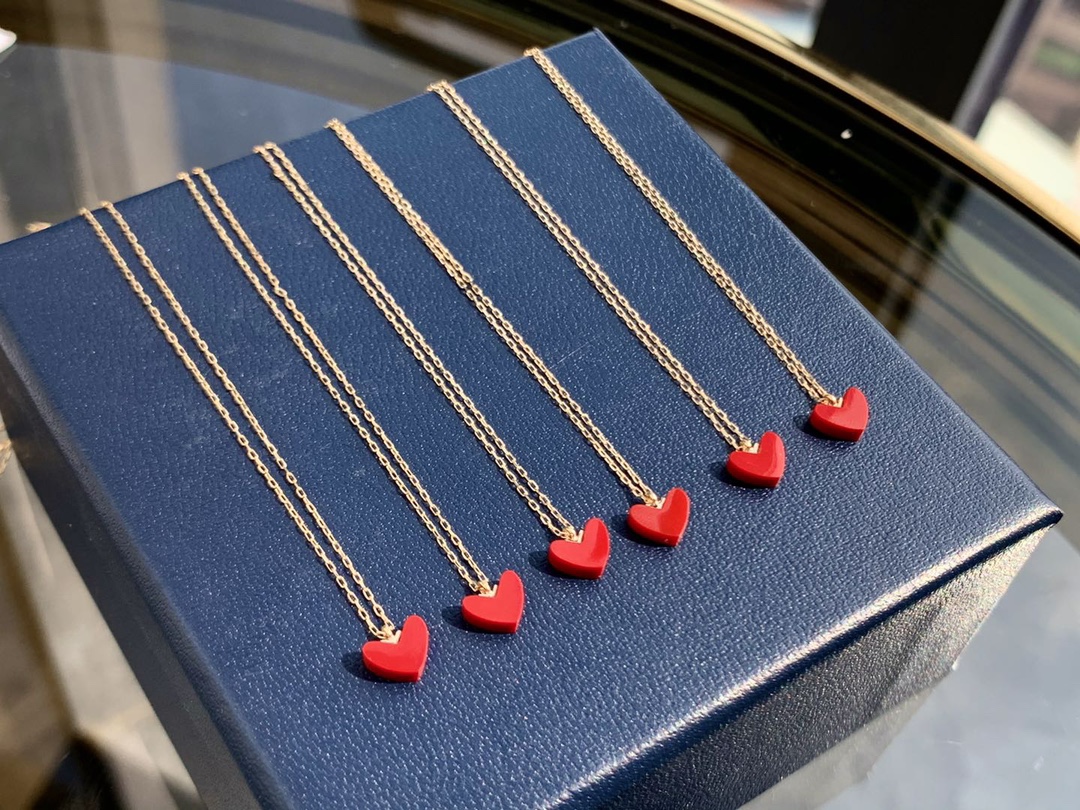 NO:102782,Ahkah Japanese Little Red Heart Necklace Super eye-catching Ahkah Little Red Heart Necklace!  A very personalized love design, the thin chain made of V gold is equipped with a 100% natural red coral heart-shaped pendant. The red coral has a pleasant color, a bright texture, a bright color and a cute design, full of sweet and playful fun. It is a very low-key and eye-catching style when worn, and it is super exquisite. The chain length is 40cm, and the small red heart pendant is 0.5*0.6cm. When worn, it just falls into the collarbone. The sexy index at the erection neck rises straight, and looks like a cinnabar printed in the middle of the collarbone, which makes people excited. Gentle and enthusiastic, simple and beautiful, no matter how you wear it, it can show a variety of styles if you put it on necklaces of other lengths~, Ahkah, necklace19860909Ahkah日本小红心项链 超吸睛的Ahkah小红心项链！个性十足的爱心设计,V金材质的细链配有一枚百分百天然红珊瑚心形吊坠,红珊瑚的色泽喜人,质地莹润,鲜艳的色彩加上可爱的设计,充满了甜美俏皮的趣味,戴上属于很低调又吸睛的款式,超级精致.链长40cm,小红心吊坠0.5*0.6cm,佩戴时它刚好落锁骨的位置,勃颈处的性感指数直线上升,远看就像是印在锁骨中间的一枚朱砂,让人怦然心动.温柔又热情,简简单单就hin好看,怎么搭都美,跟其他长度的项链叠戴的话更能展现百变风情哦~,Ahkah,necklace,Jewelry