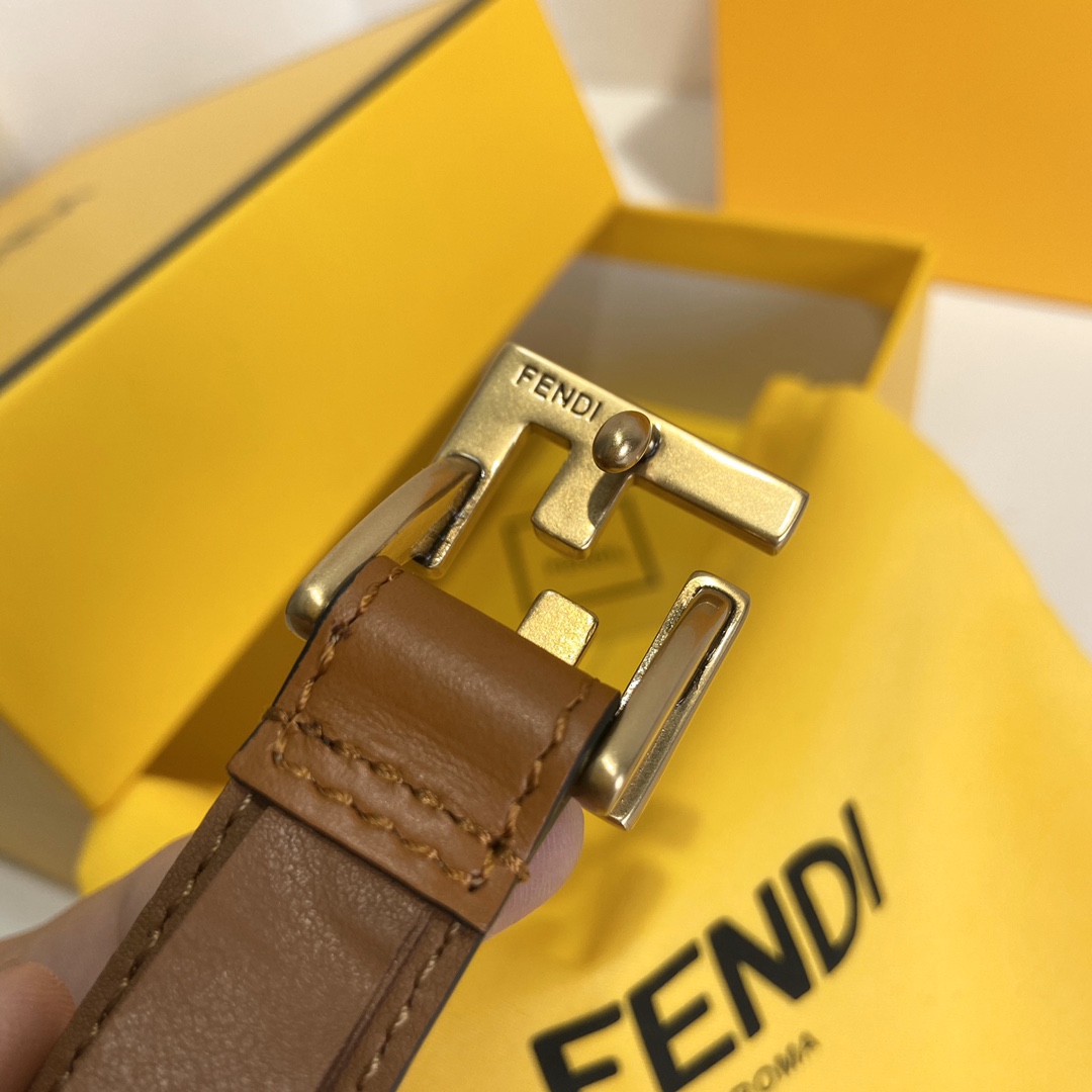 Fendi FENDI （芬迪） 女士腰带 进口小牛皮。 五金双F标志搭扣采用四方形设计，休闲，宽度2.0 CM