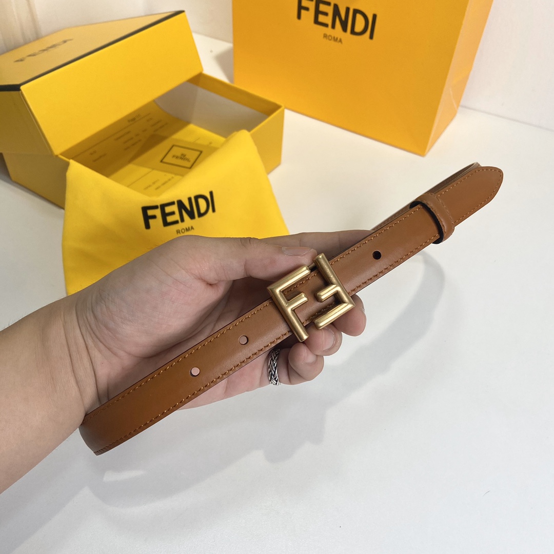 Fendi FENDI （芬迪） 女士腰带 进口小牛皮。 五金双F标志搭扣采用四方形设计，休闲，宽度2.0 CM