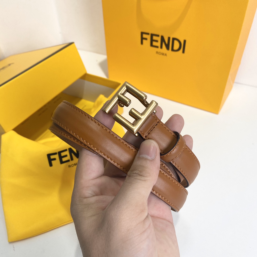 Fendi FENDI （芬迪） 女士腰带 进口小牛皮。 五金双F标志搭扣采用四方形设计，休闲，宽度2.0 CM