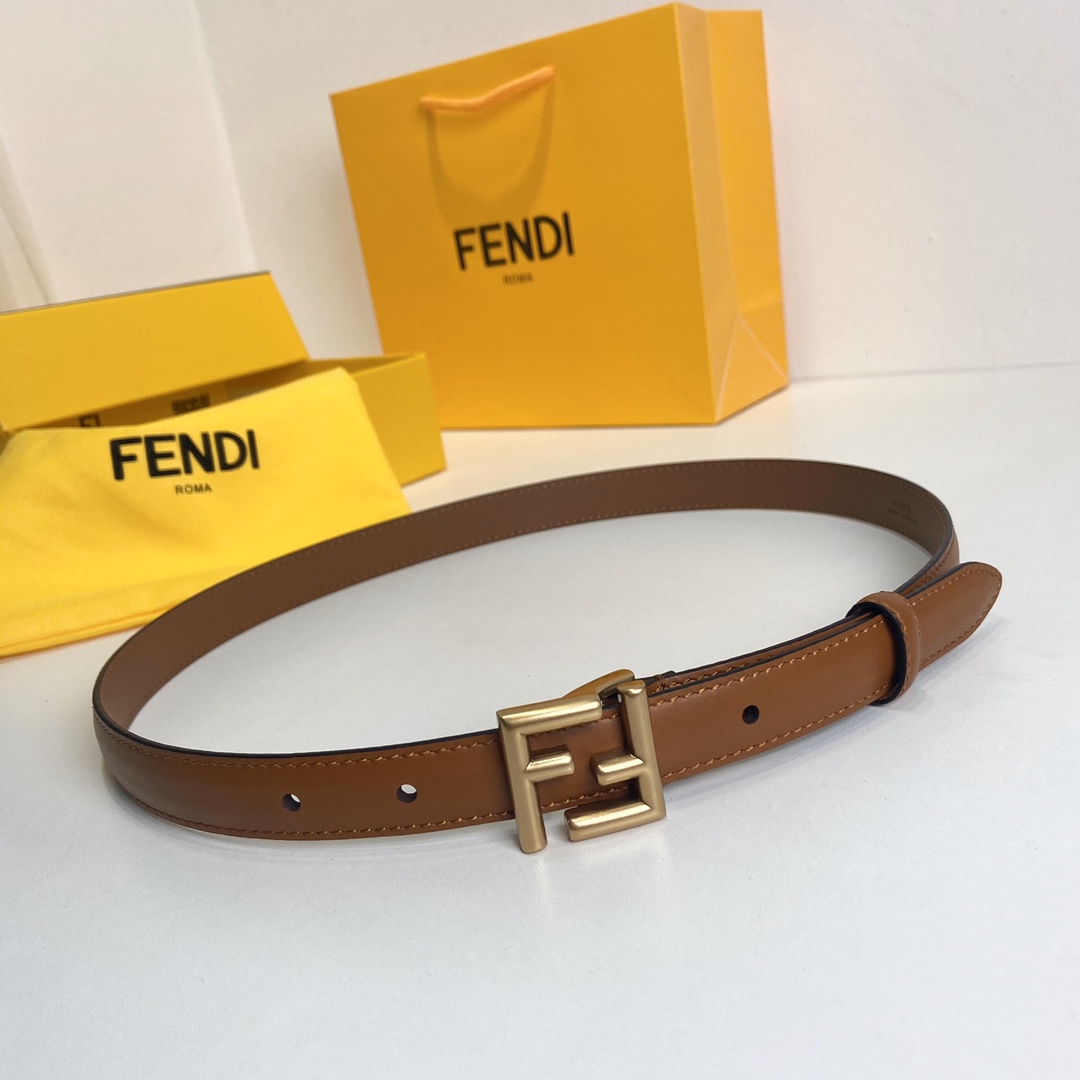 Fendi FENDI （芬迪） 女士腰带 进口小牛皮。 五金双F标志搭扣采用四方形设计，休闲，宽度2.0 CM